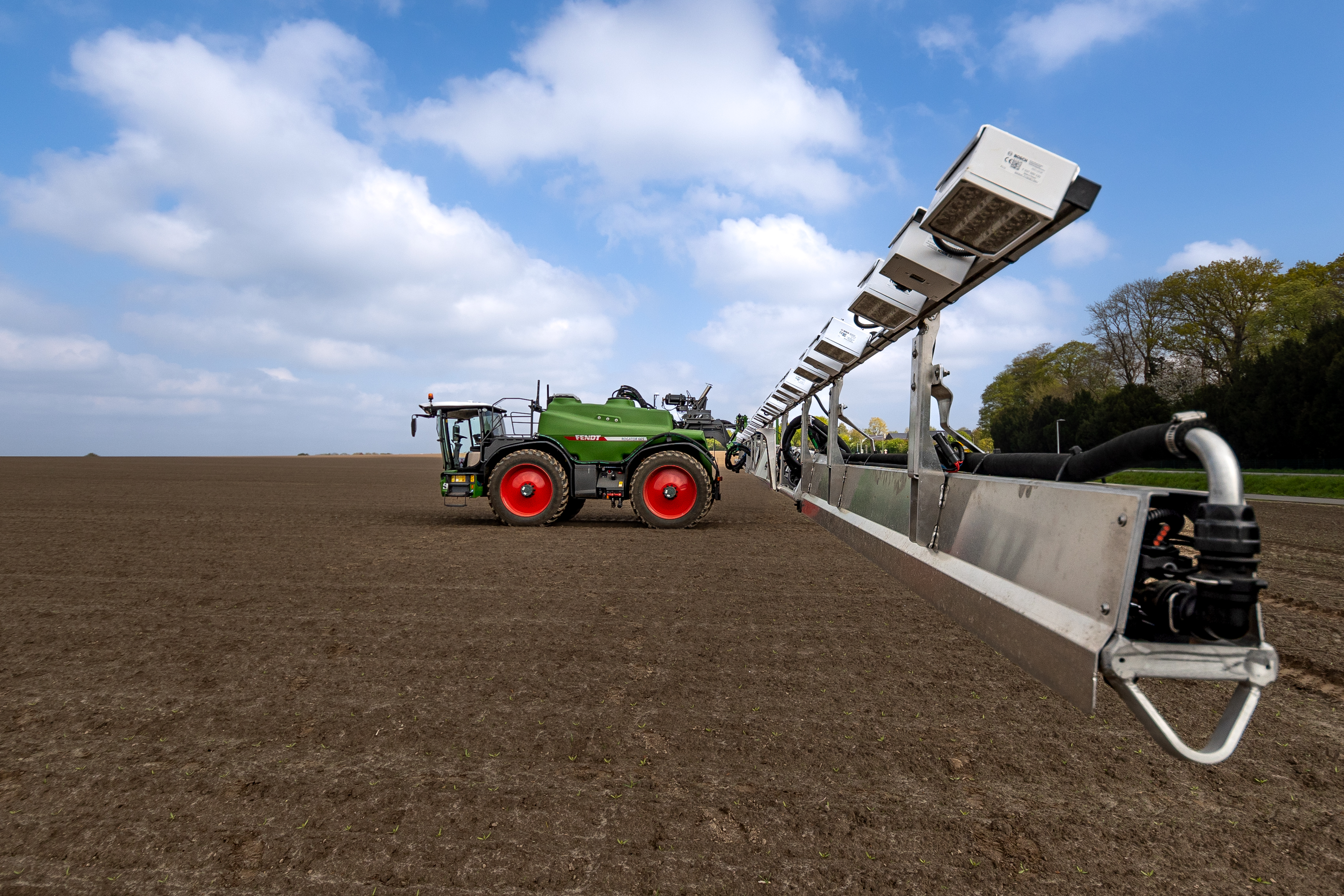 Eine Fendt Rogator Feldspritze, die mit der Smart-Spraying-Lösung von Bosch BASF Smart Farming ausgestattet ist.