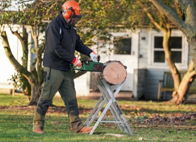 Manage difficult wood cutting tasks reliably: Cordless chainsaw AdvancedChain 36 ...