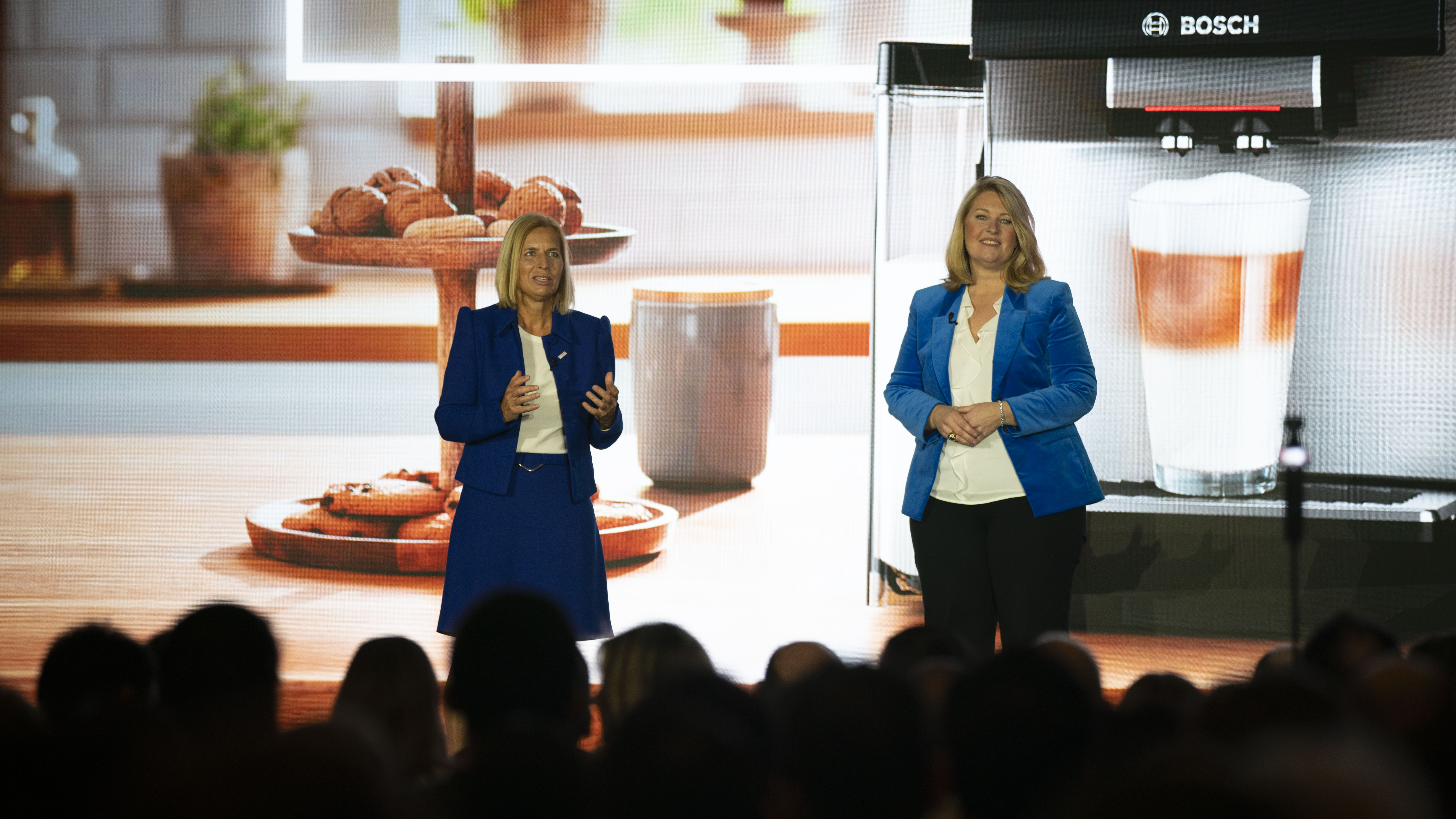 v. l. n. r.: Tanja Rückert (Bosch-Geschäftsführerin) und Wendy Bauer (Vice President und Geschäftsführerin des Automotive- und Produktionsbereichs von AWS)