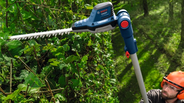 Teleskop-Heckenschere in Anwendung