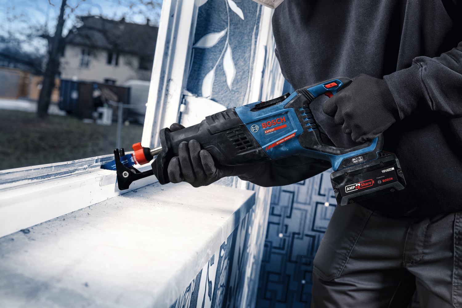 Kickback Control immediately stops the EXPERT EXSA18V-32