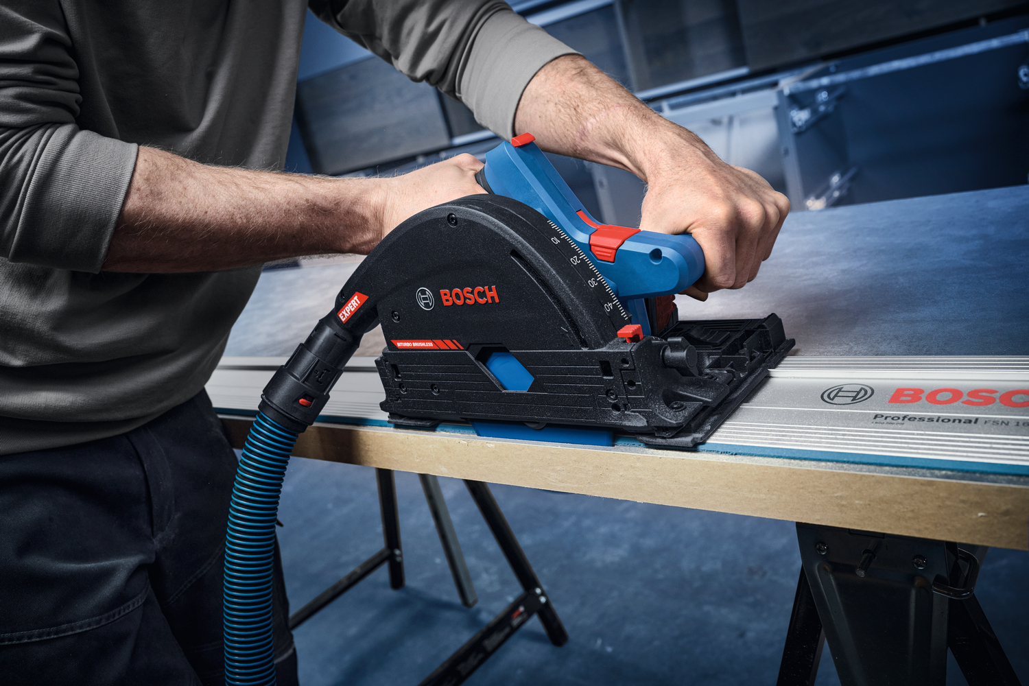 Expert Plunge Saw: Minimal Wall Clearance and Precise Cuts