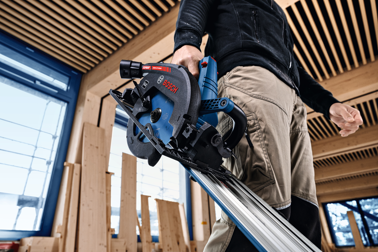Expert Miter Saw: Mobile Precision for Precise Angle Cuts