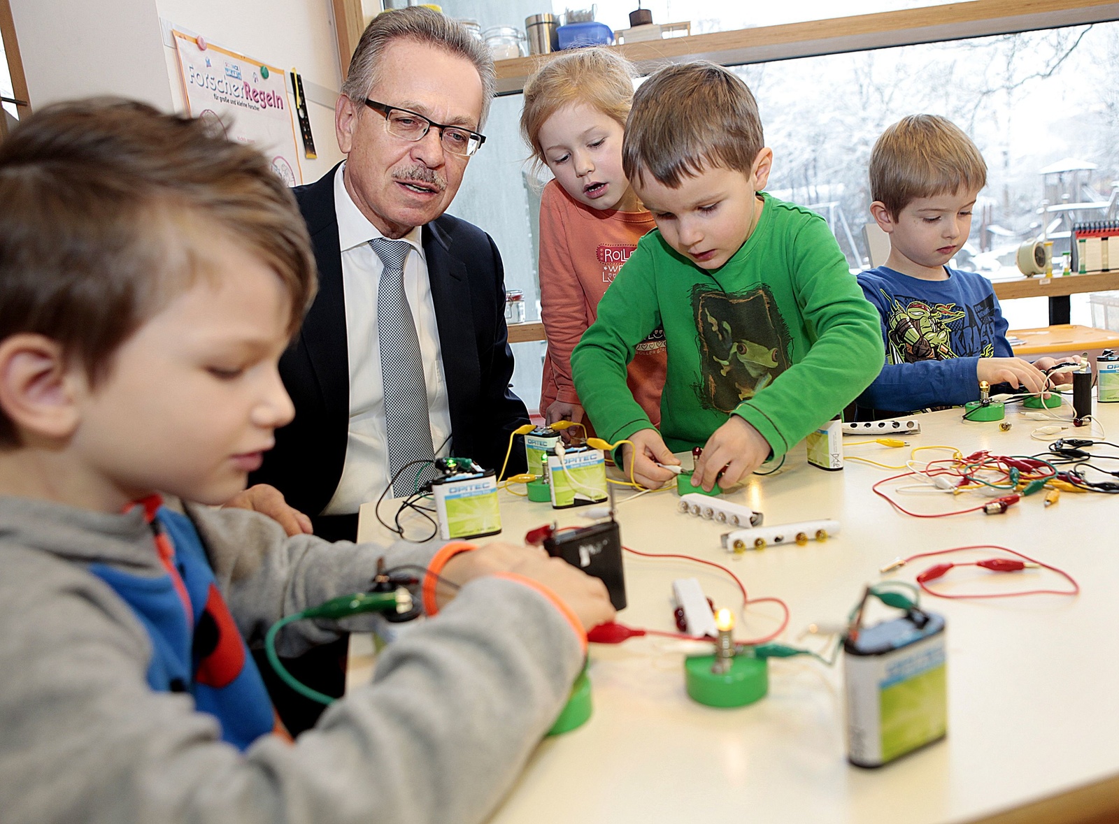 Franz Fehrenbach mit Kindern (Wissensfabrik)