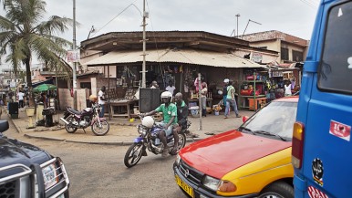 Die Bosch-Geschäftsführung vor Ort in Afrika