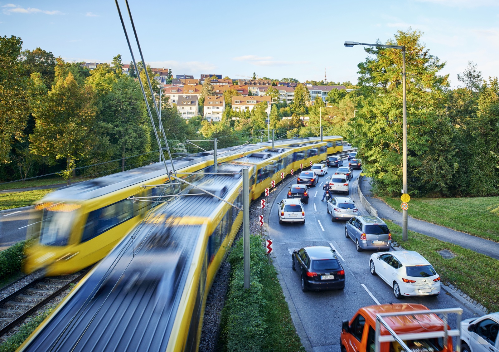 Viel Verkehr in Stuttgart: In der Landeshauptstadt ist der Kraftfahrzeugkehr eine besondere Feinstaubquelle. Autofahrer sollten an Tagen mit Feinstaubalarm möglichst auf die Busse und Bahnen des VVS umsteigen.