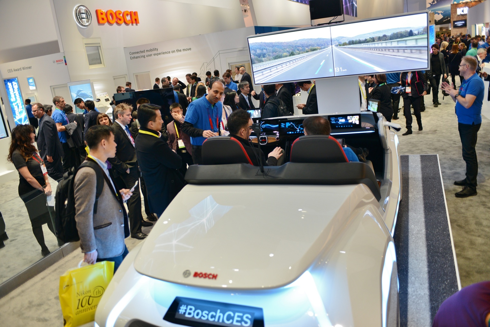 Bosch auf der CES 2017: Neues Konzeptfahrzeug zeigt Mobilität der Zukunft