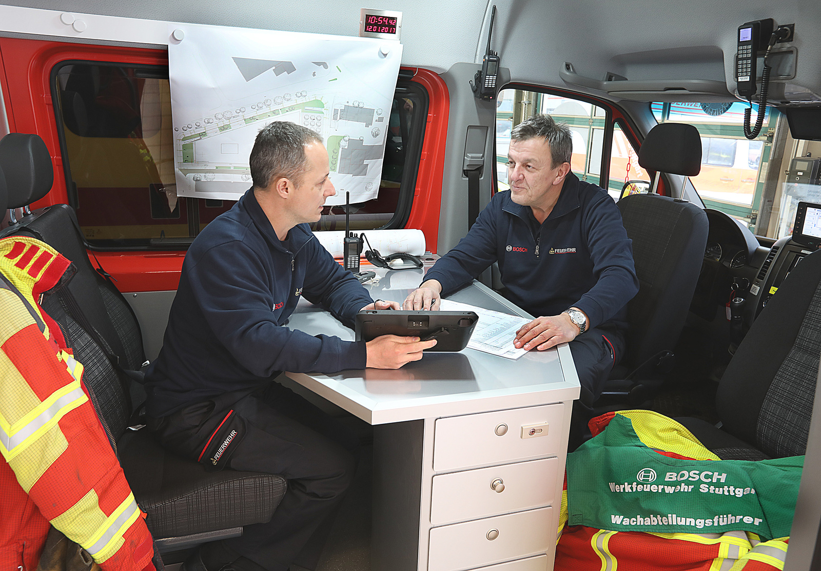 Bosch Werkfeuerwehr - Besprechung im Einsatzfahrzeug