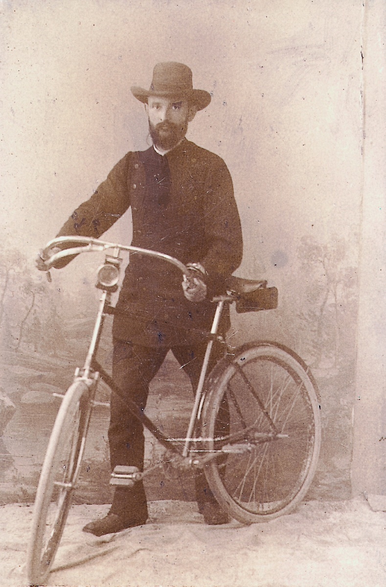 Tradition verbindet: Robert Bosch legte sich 1890 ein Fahrrad zu, um damit seine Kunden in Stuttgart zu besuchen. Das Foto bildete zugleich die Vorderseite seiner Visitenkarte.