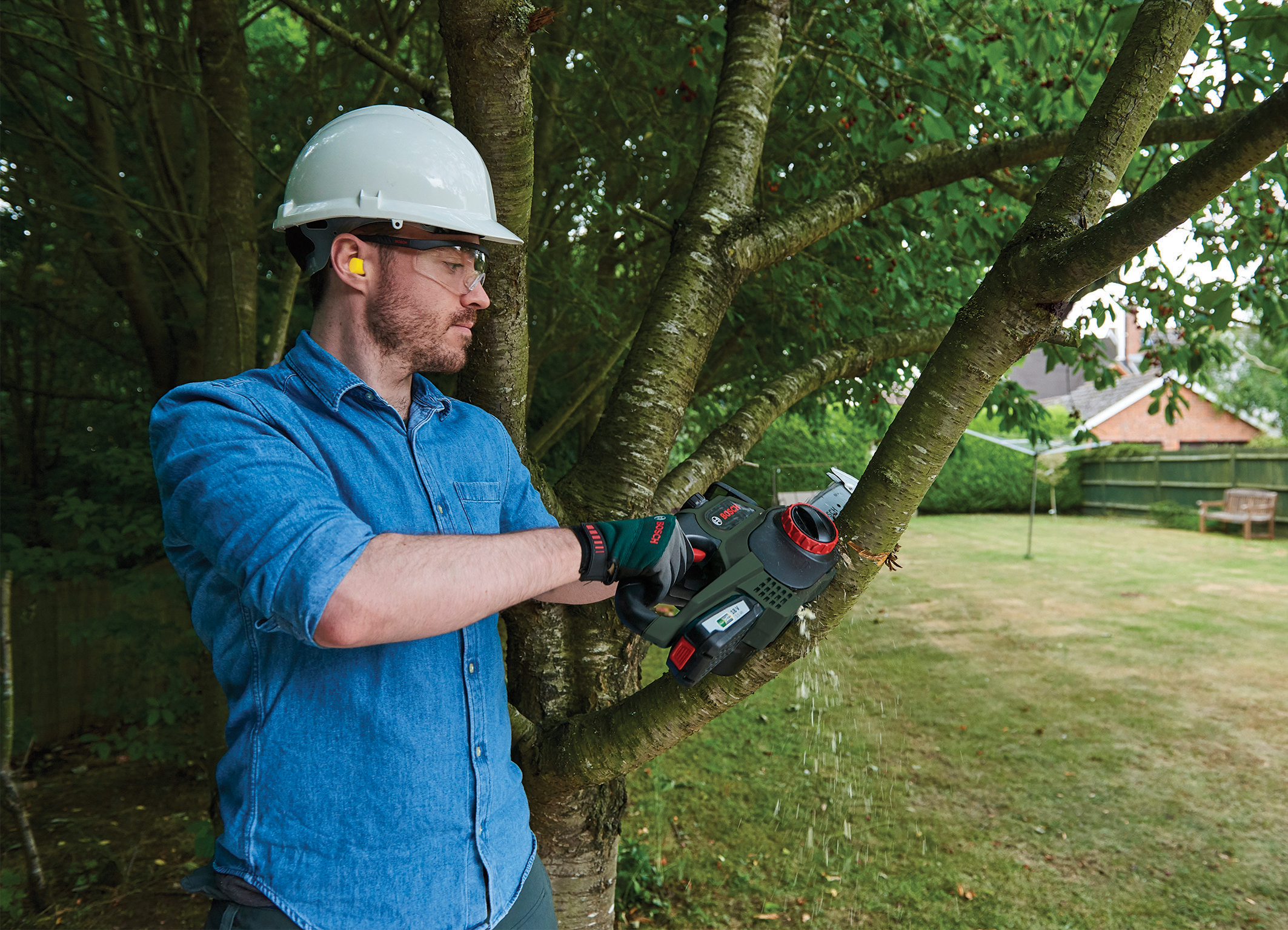 Saw with particular comfort and control: Convenient 18 volt chainsaw from Bosch