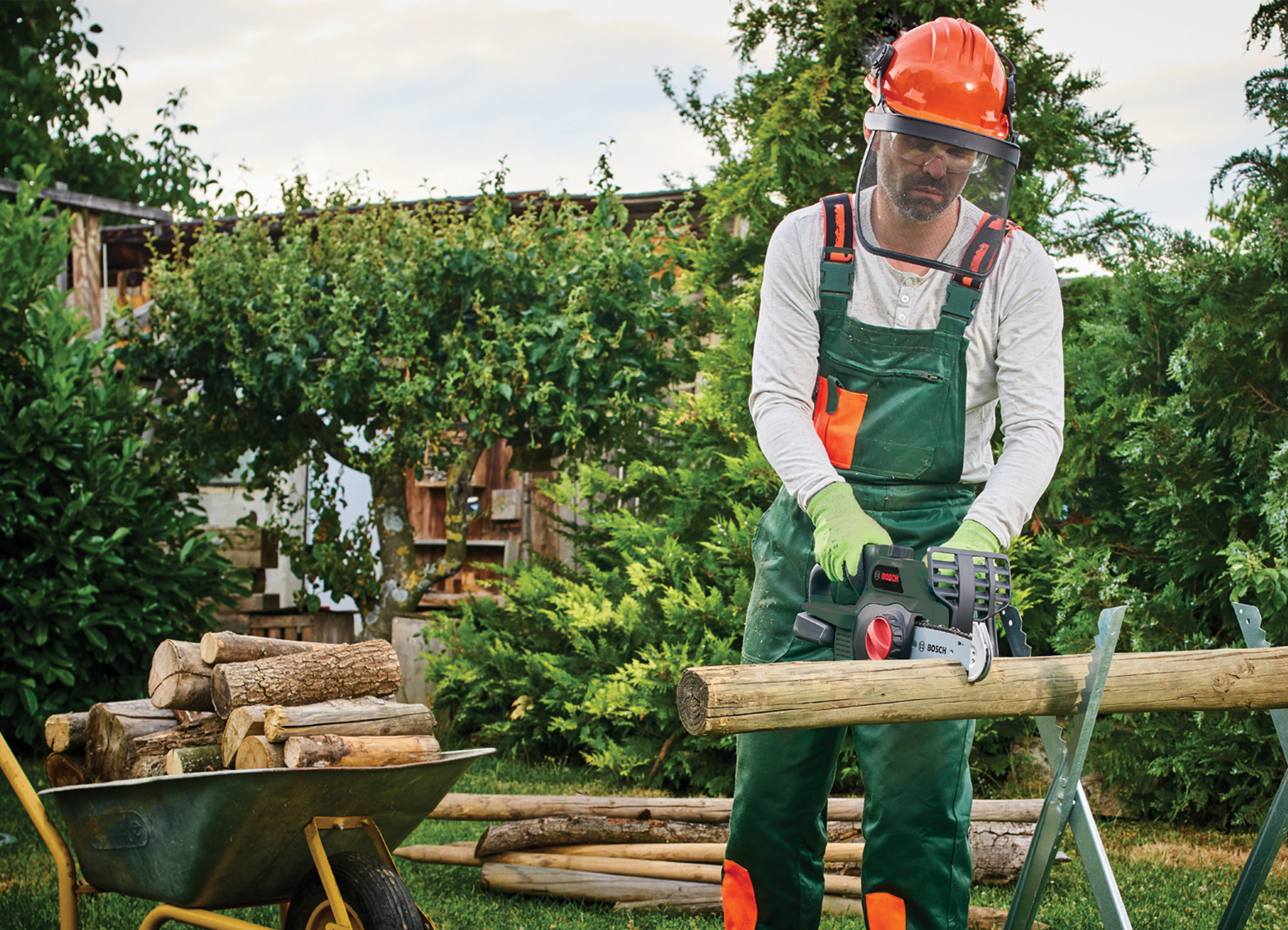 One tool for multiple sawing tasks in the garden: Convenient 18 volt chainsaw from Bosch