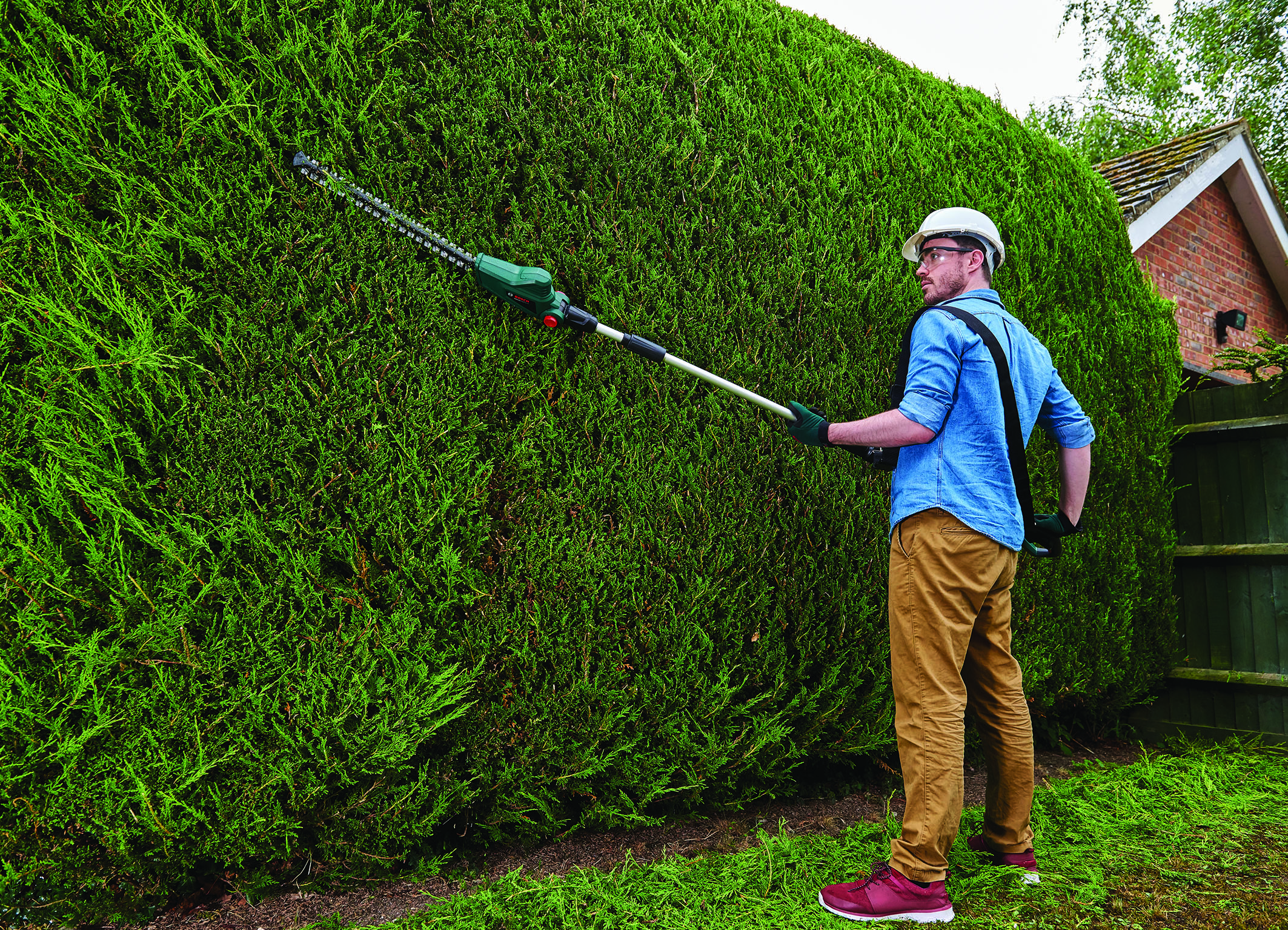 For trimming young shoots from tall hedges: UniversalHedgePole 18 hedgecutter from Bosch