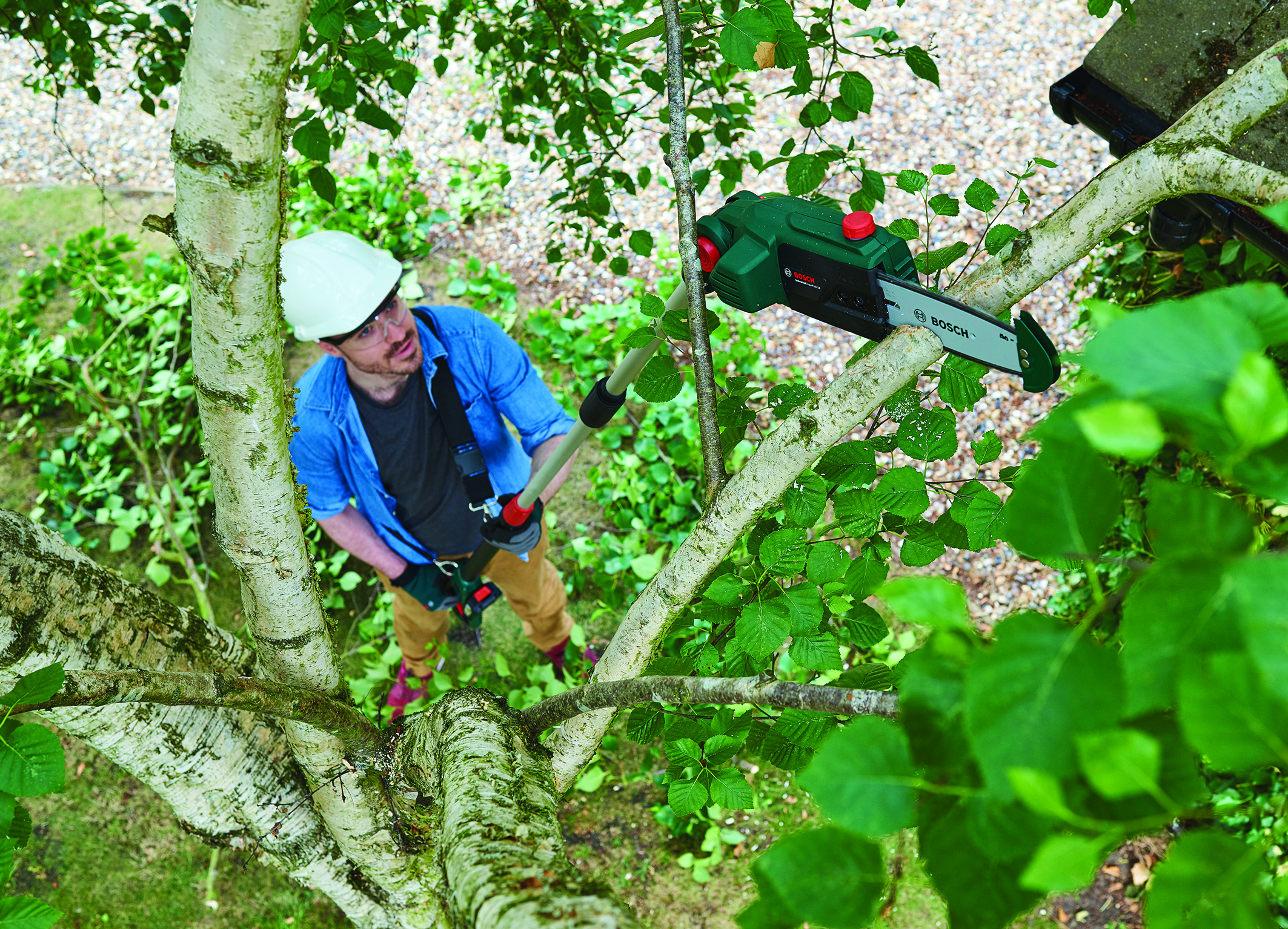 For hard-to-reach branches of up to 150 millimeters in diameter: UniversalChainPole 18 pruner from Bosch