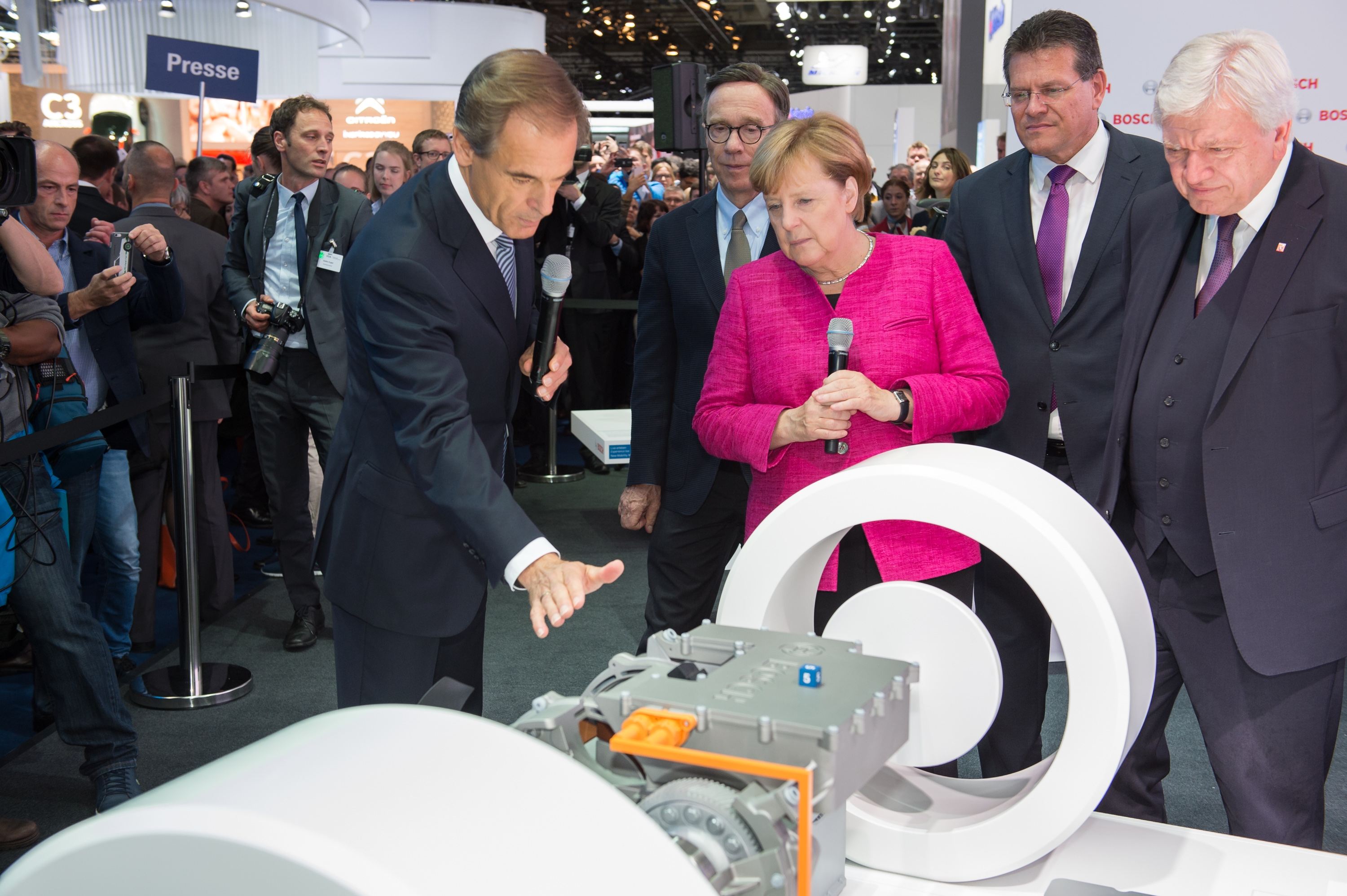 Bosch-Chef Dr. Volkmar Denner begrüßt Bundeskanzlerin Angela Merkel auf dem Bosch-Messestand der IAA 2017.
