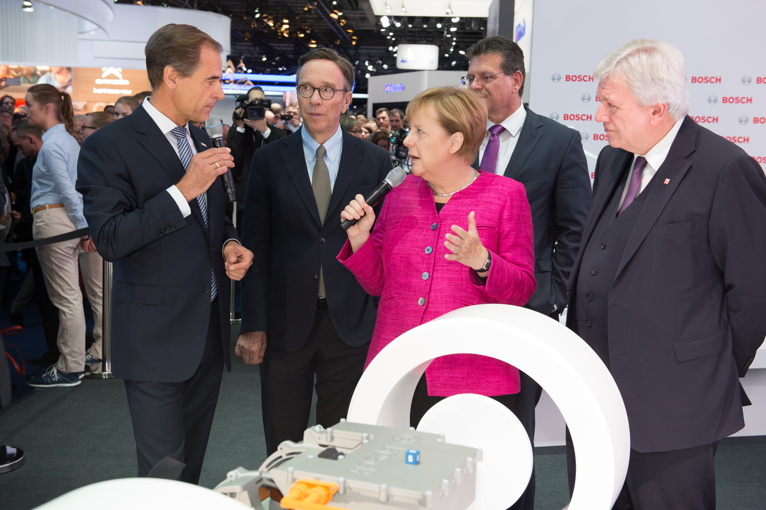 Bosch-Chef Dr. Volkmar Denner begrüßt Bundeskanzlerin Angela Merkel auf dem Bosch-Messestand der IAA 2017.