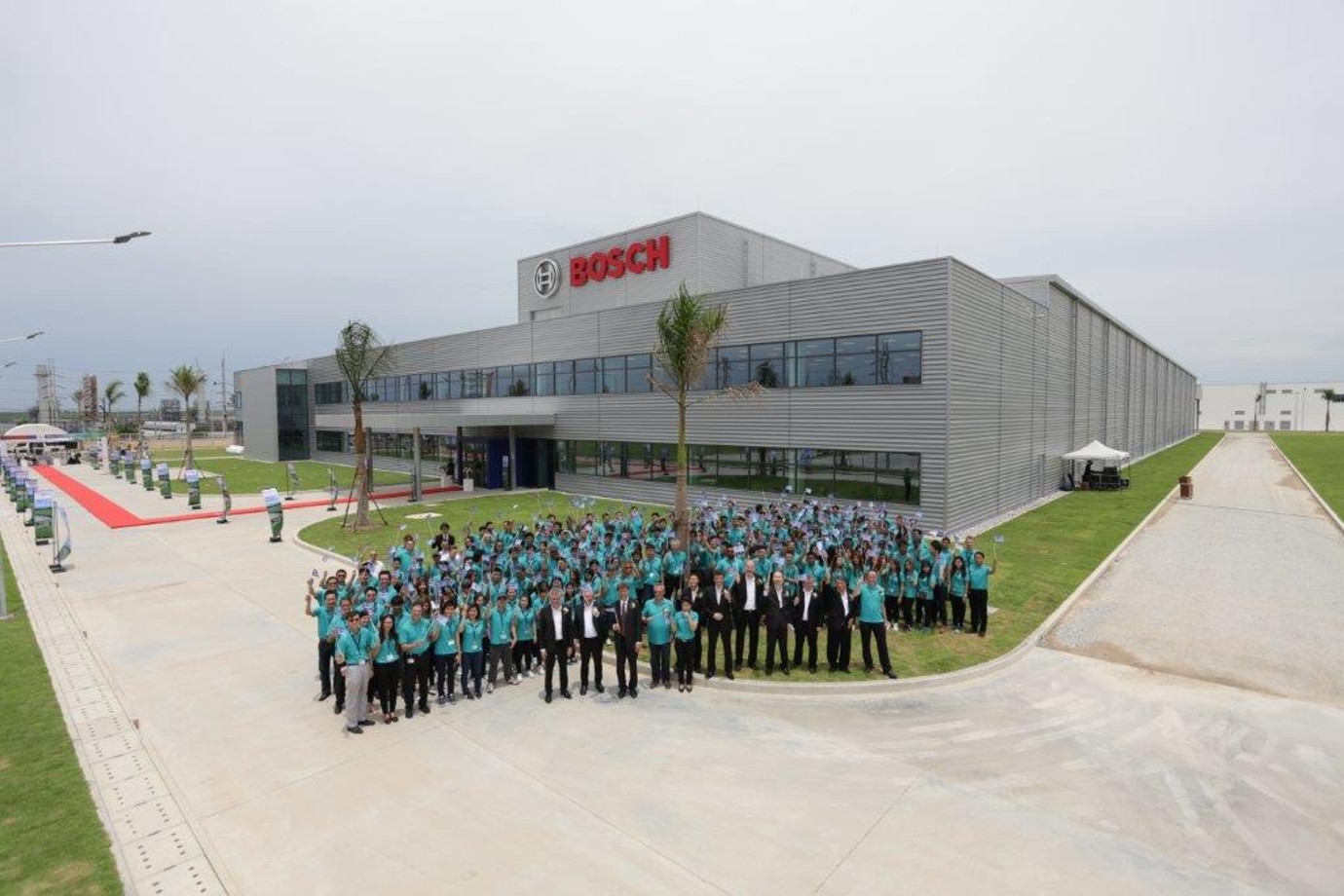 Group photo in front of the new plant Bosch Media Service
