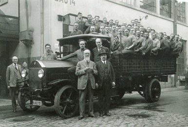 Robert Bosch and employees of the testing department for injection pumps, Stuttg ...