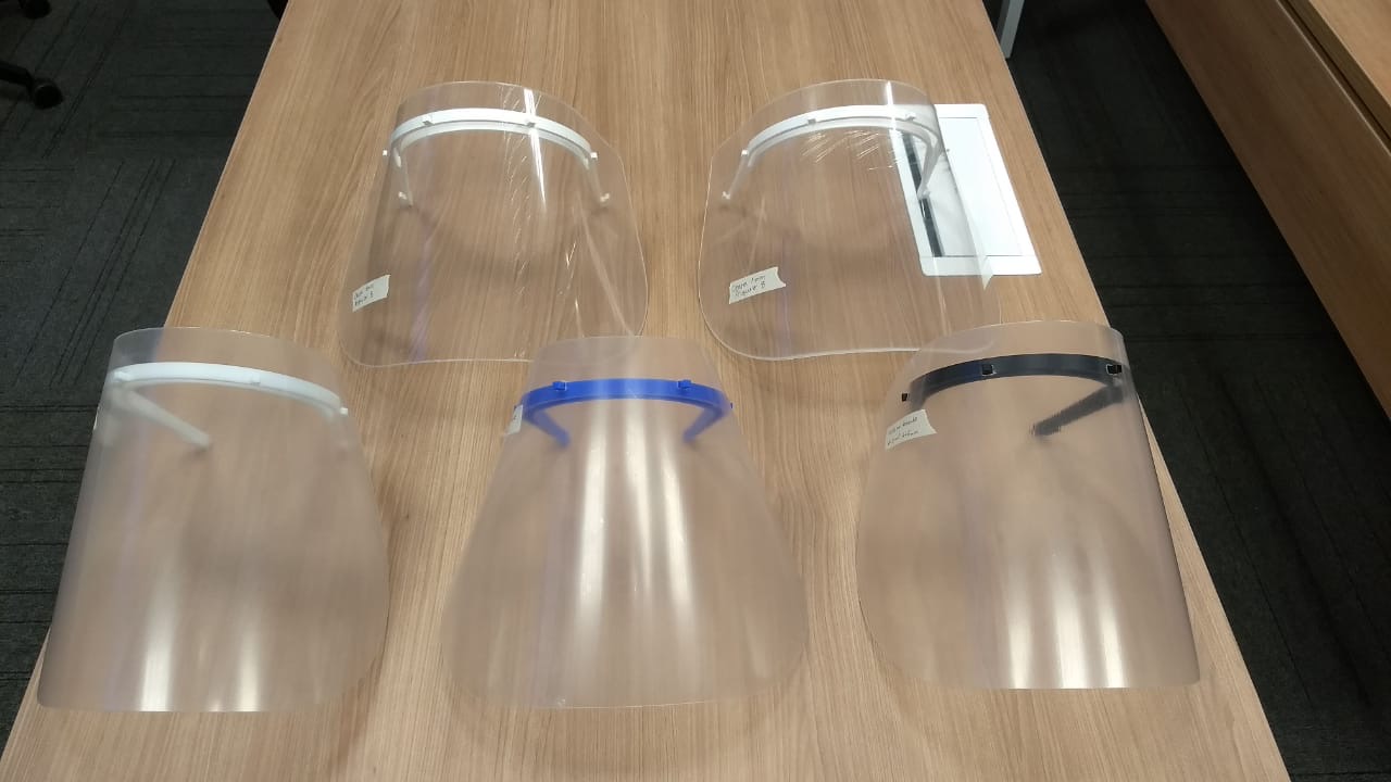 Protetores faciais (face shields).