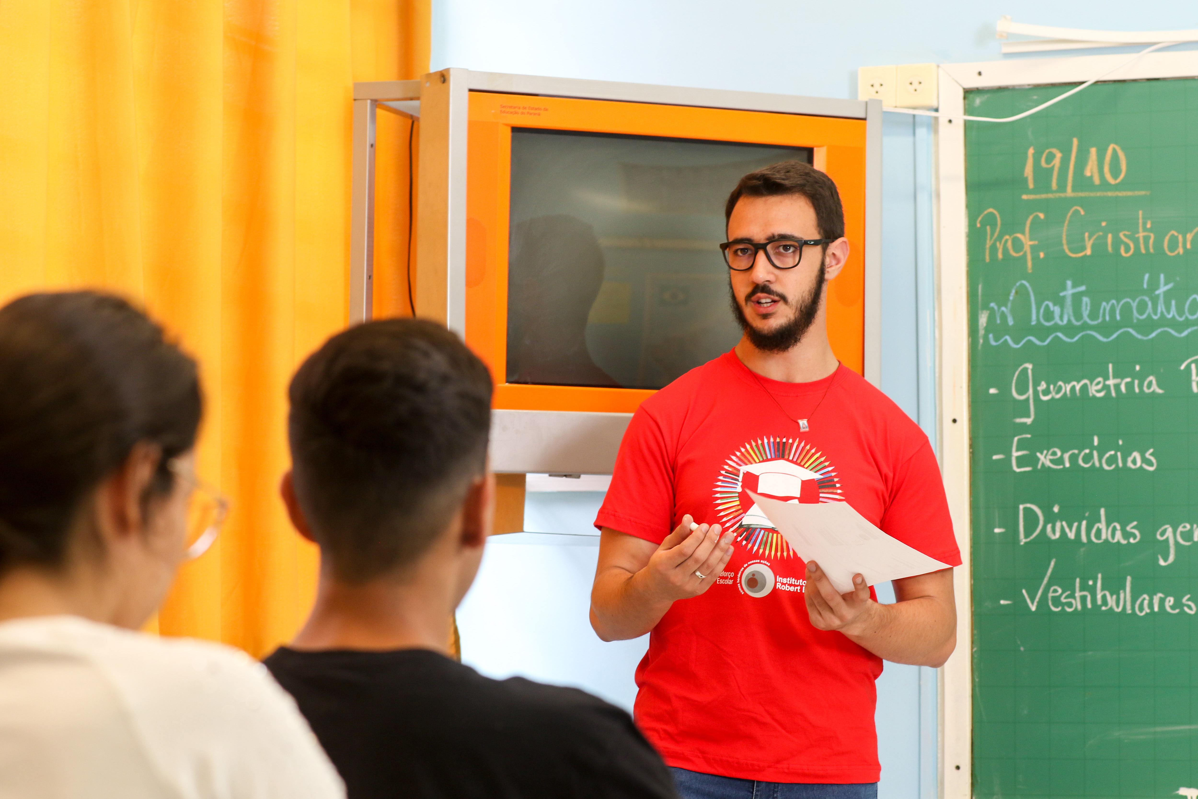 Voluntário Cristian Teixeira dos Santos, nas aulas de reforço escolar, em 2019