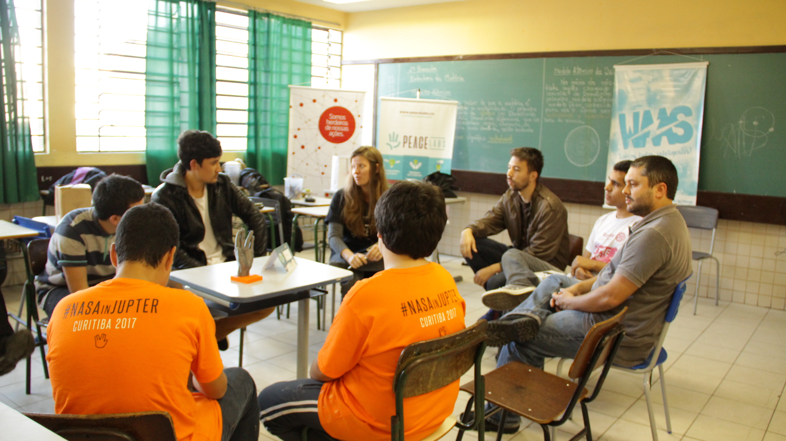 Instituto Robert Bosch leva tecnologia para alunos de escola pública de Curitiba