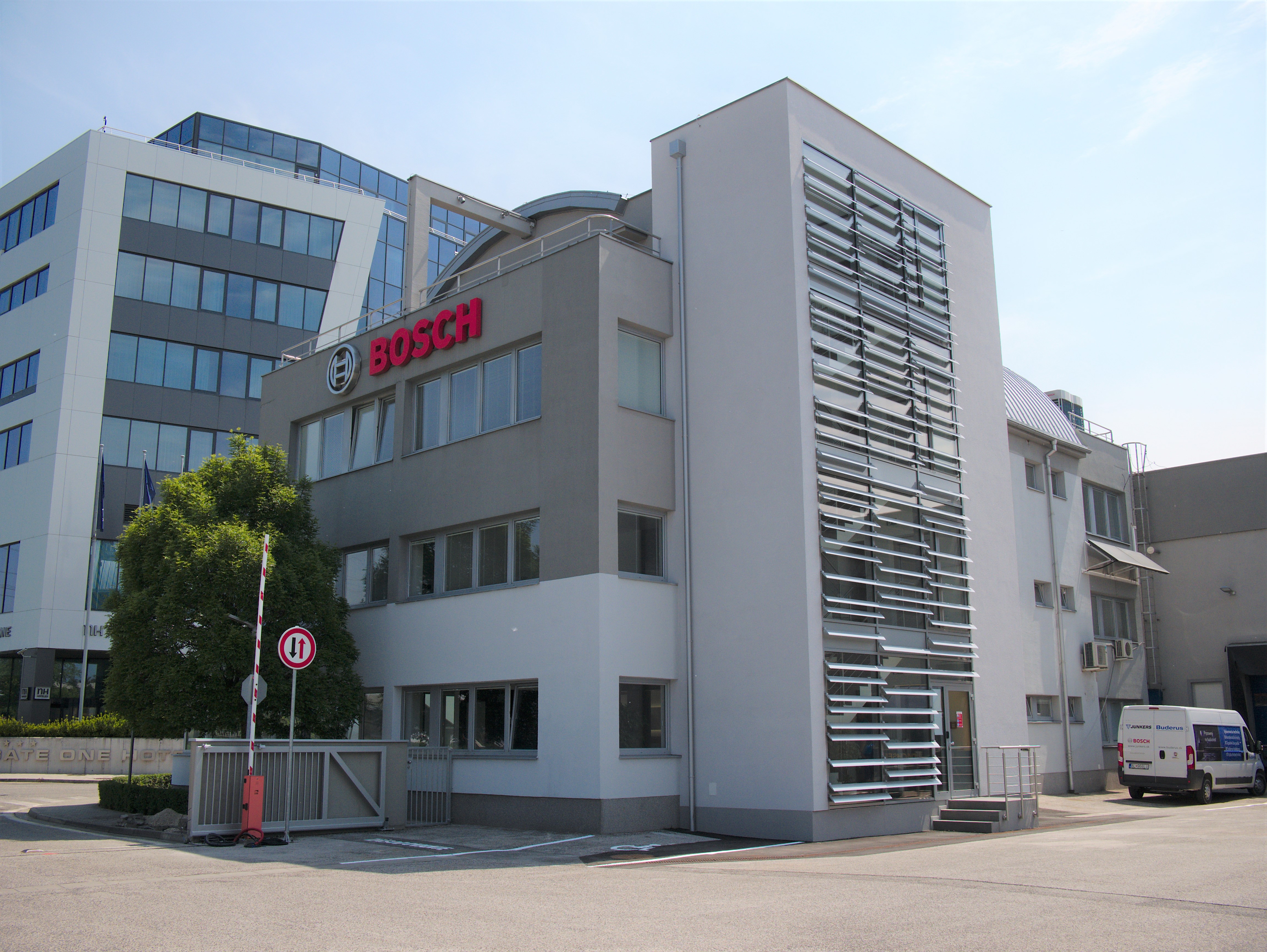 Budova slovenskej pobočky spoločnosti Bosch prešla rekonštrukciou a novom je vybavená najmodernejšími technológiami spoločnosti. 