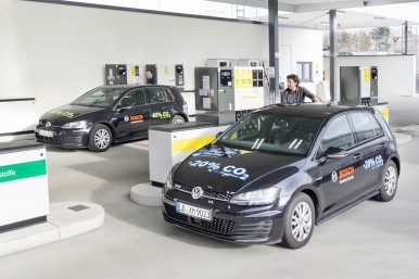 Bosch, Shell a Volkswagen vyvíjajú obnoviteľný benzín s o 20 % nižšími emisiami CO2