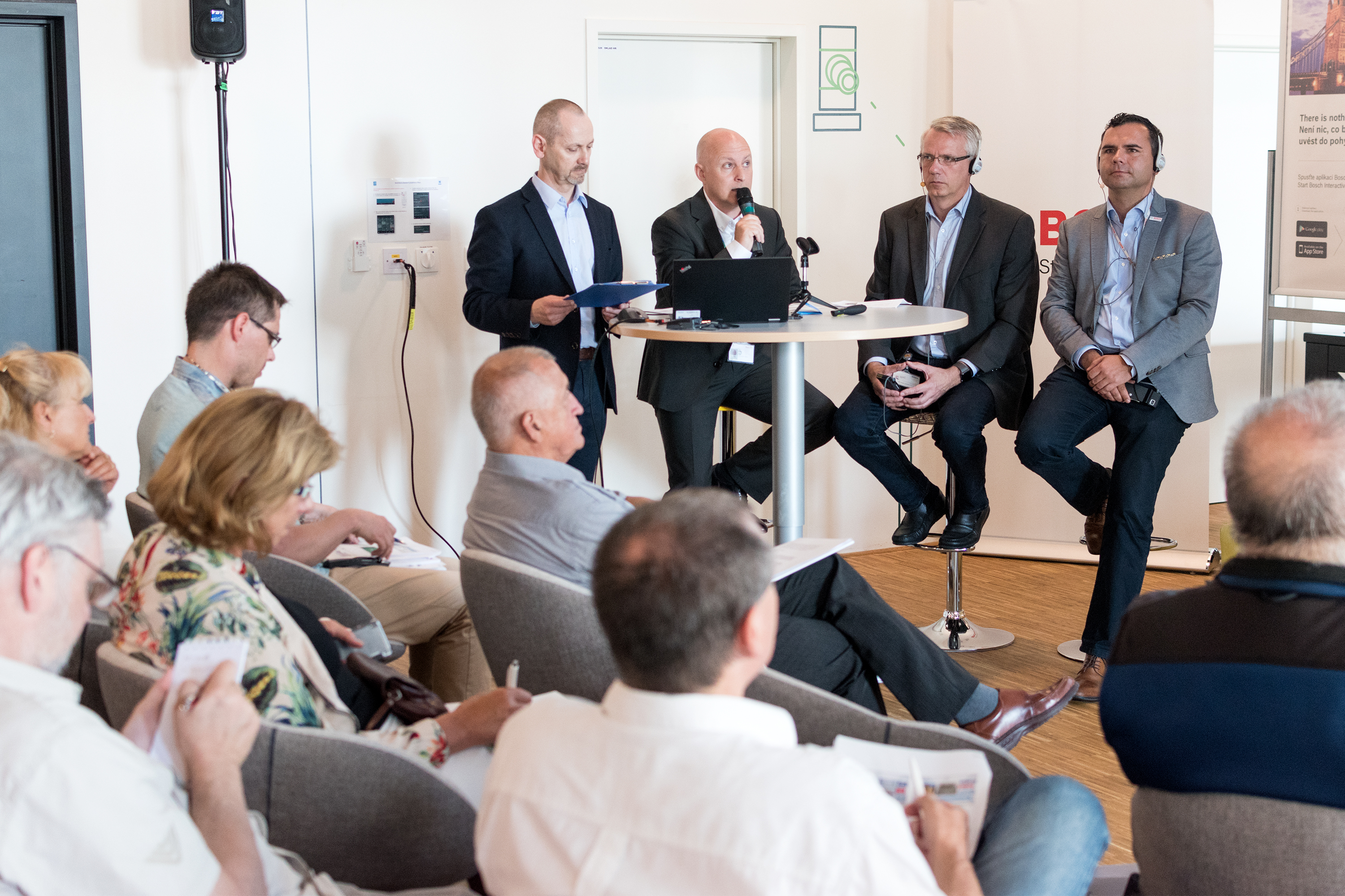 Filip Kalaš (Bosch Rexroth, spol. s r.o.), Per Funch (BSH domácí spotřebiče s.r.o.) a Robert Vogt (Bosch Termotechnika s.r.o.) během výroční tiskové konference