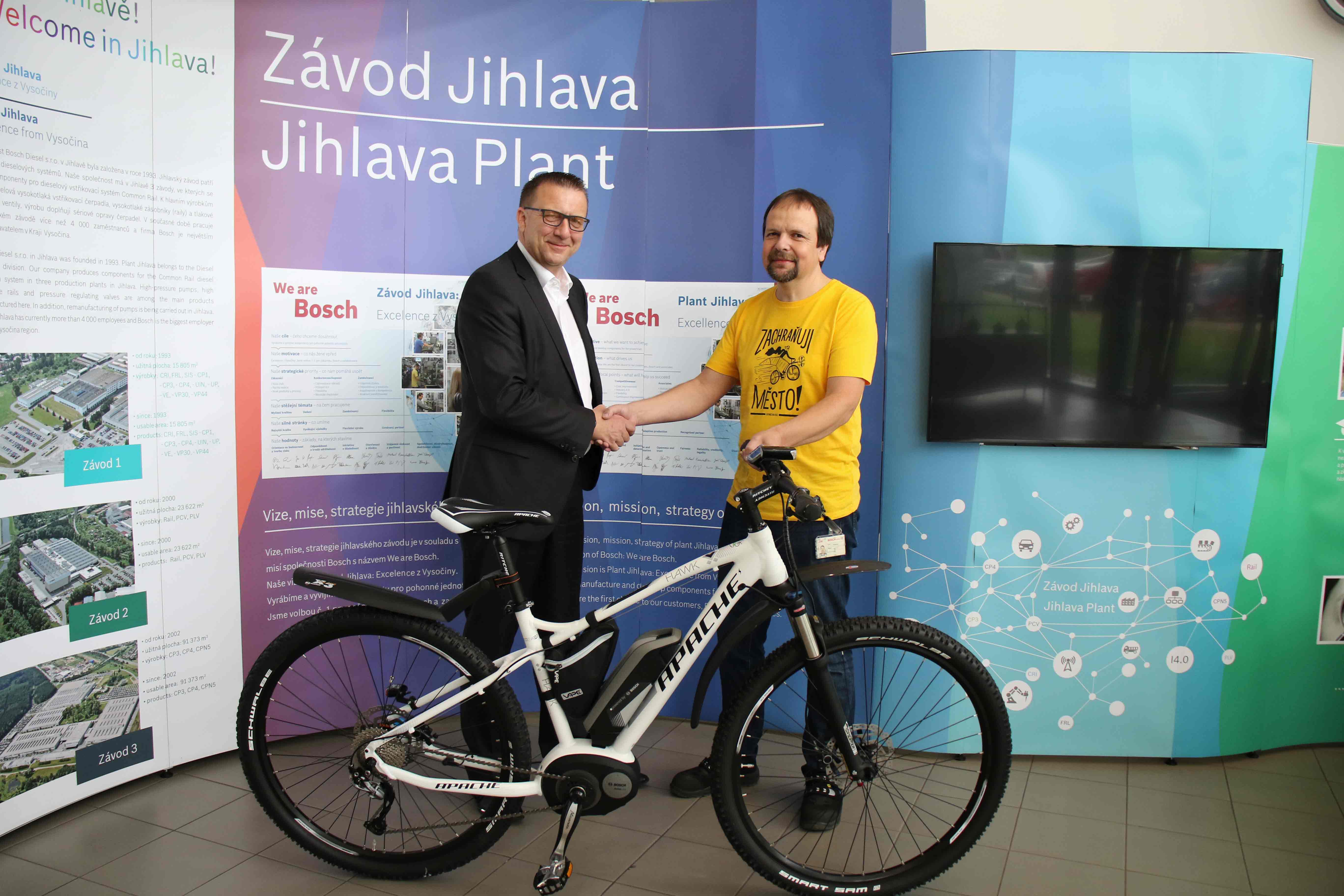 Výherce soutěže o elektrokolo značky Bosch Rostislav Čermák (vpravo) a obchodní  ředitel Ralph Carle (vlevo)