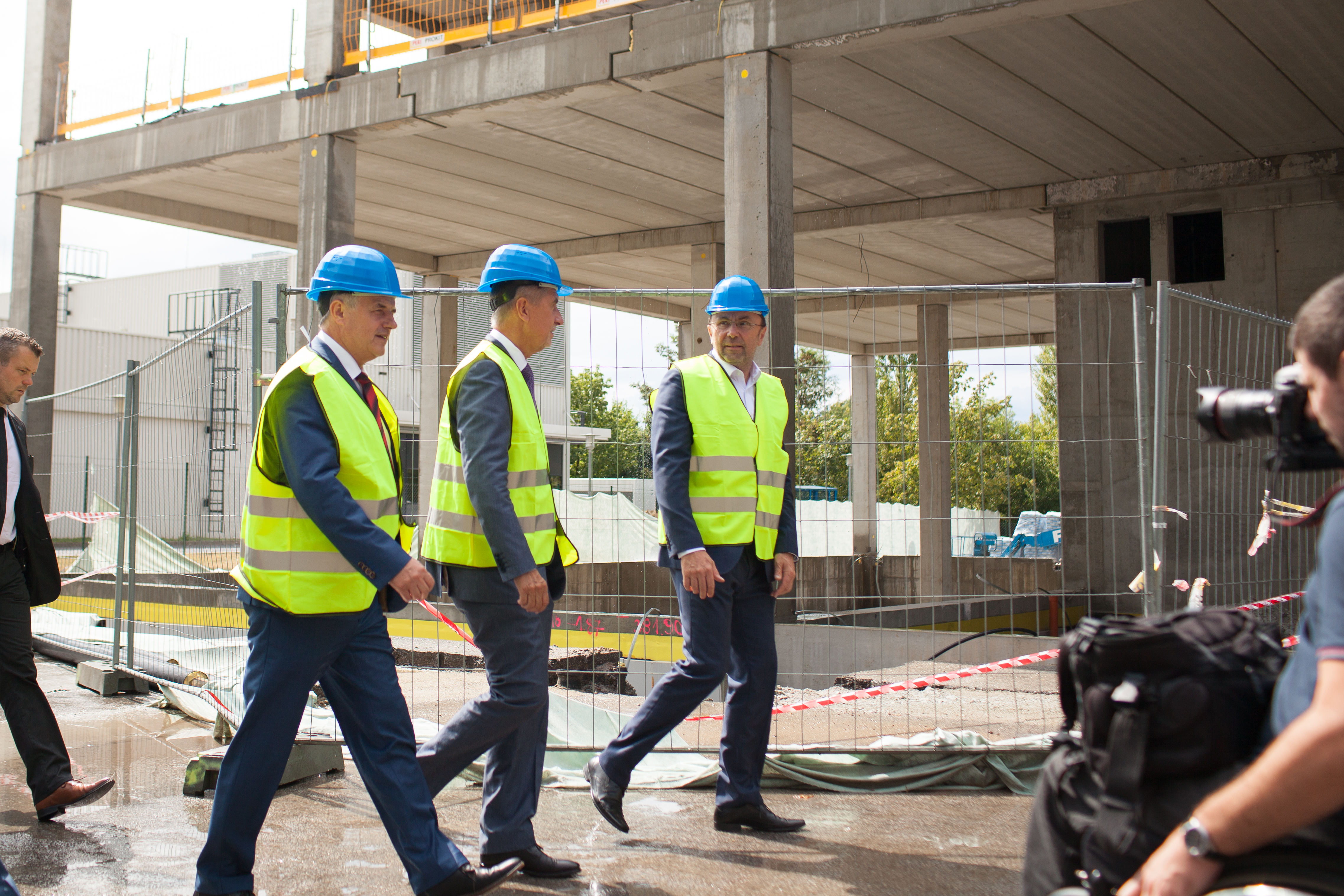 František Konečný, Andrej Babiš a Václav Pixa u nově vznikající budovy vývojového centra