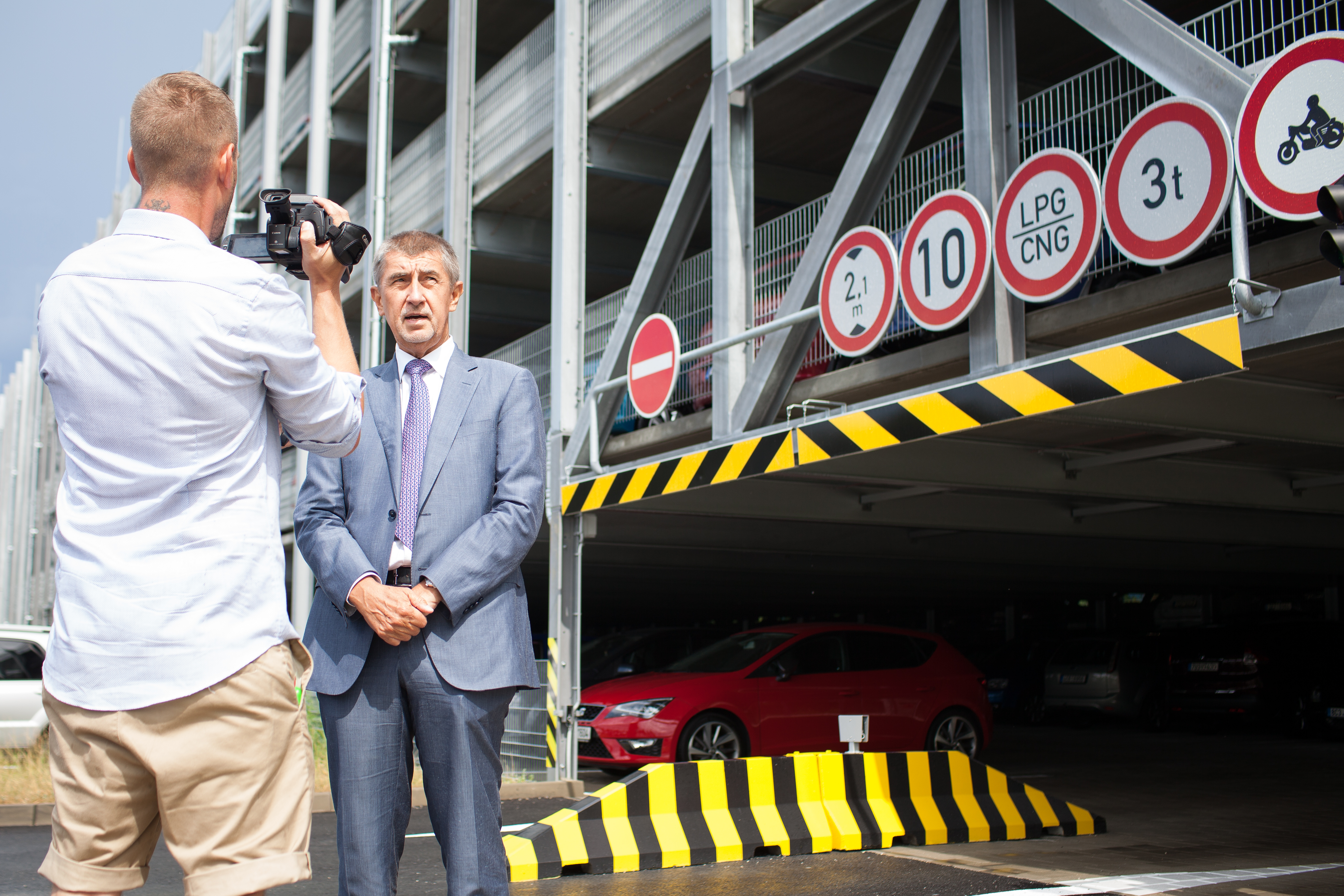 Premiér Andrej Babiš u nového parkovacího domu