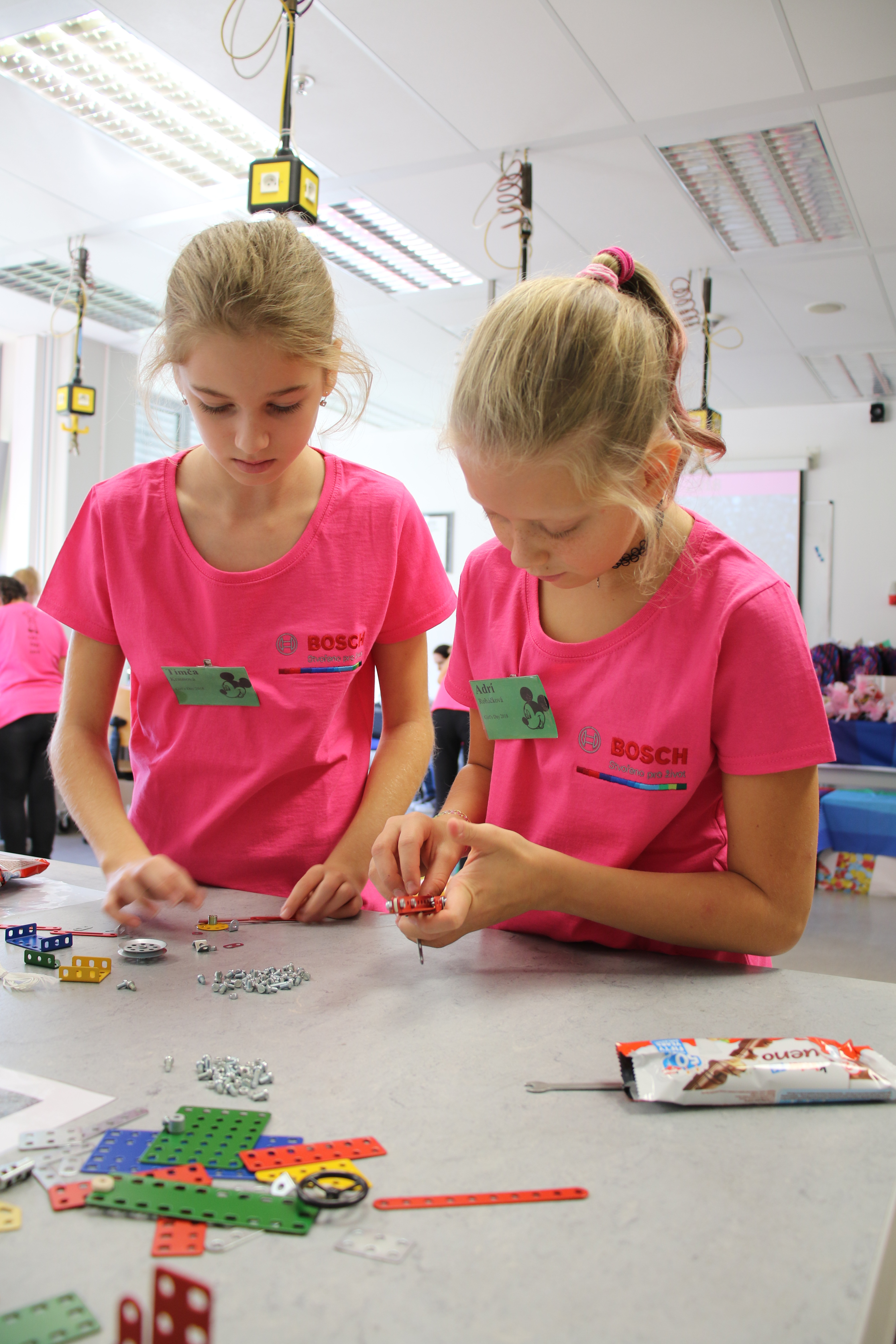 Záběry z průběhu akce Girls´Day v jihlavském závodě společnosti Bosch.