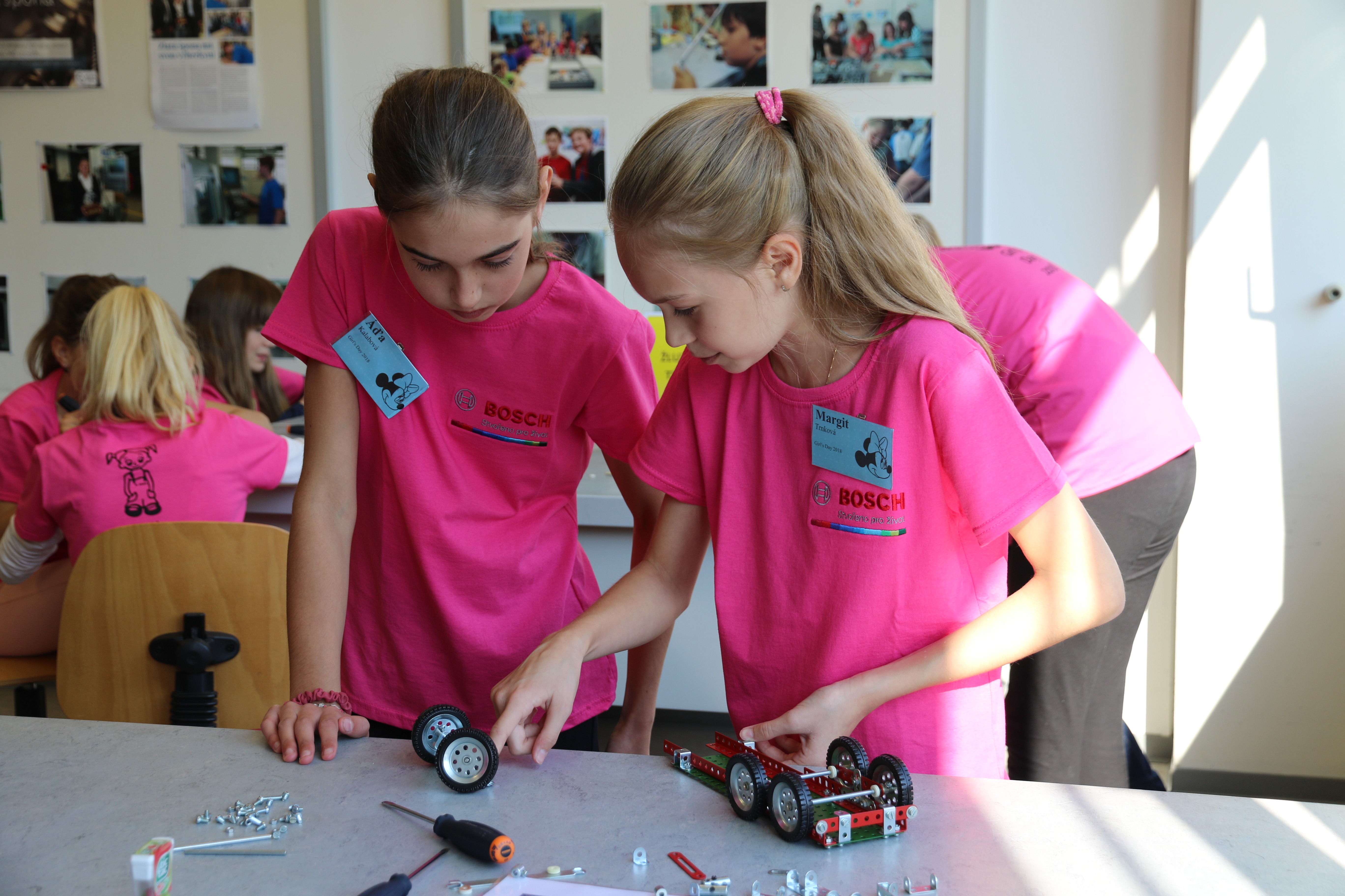 Záběry z průběhu akce Girls´Day v jihlavském závodě společnosti Bosch.