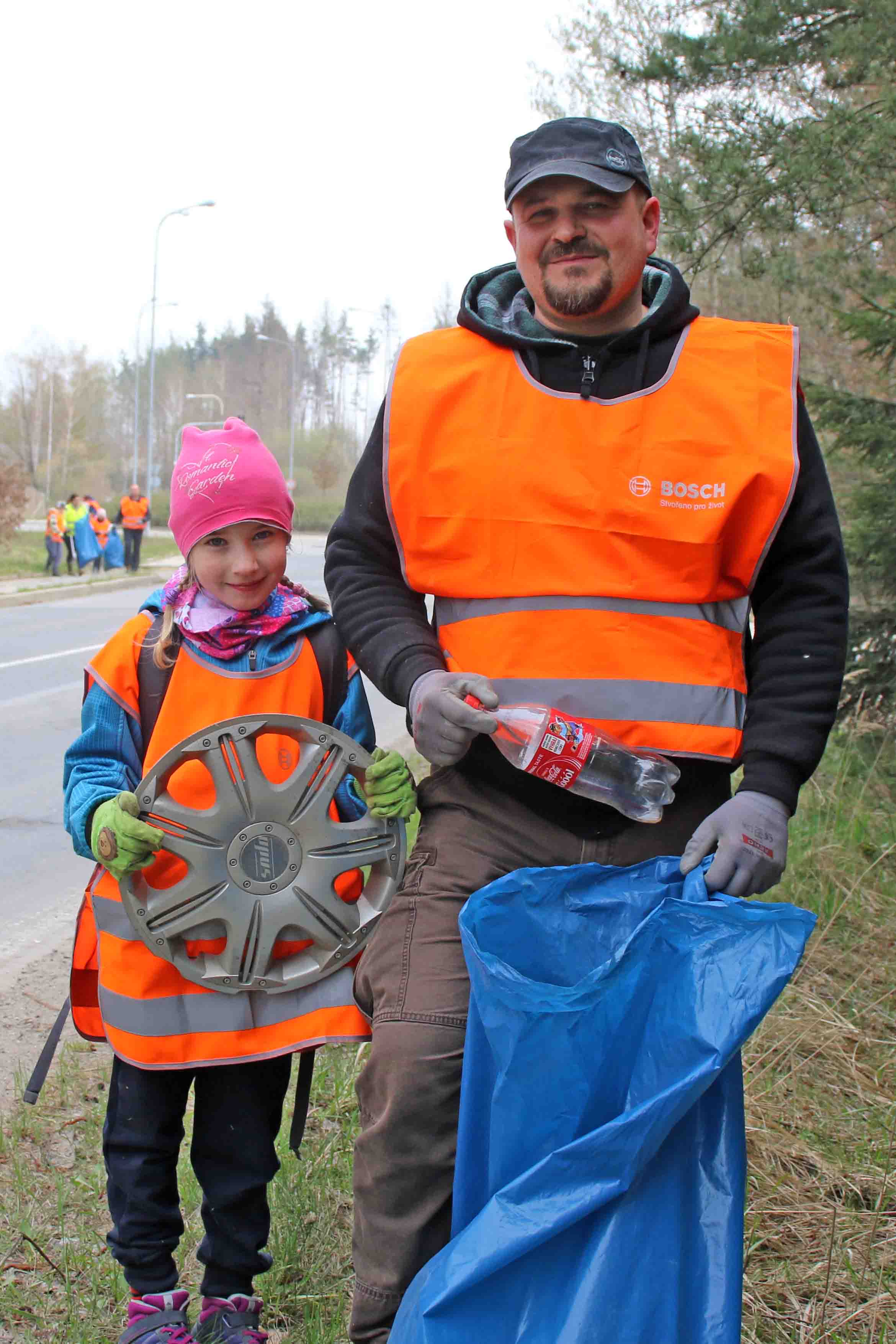 Účastníci akce Čistá Vysočina konané dne 13. dubna 2019 na závodě 3.