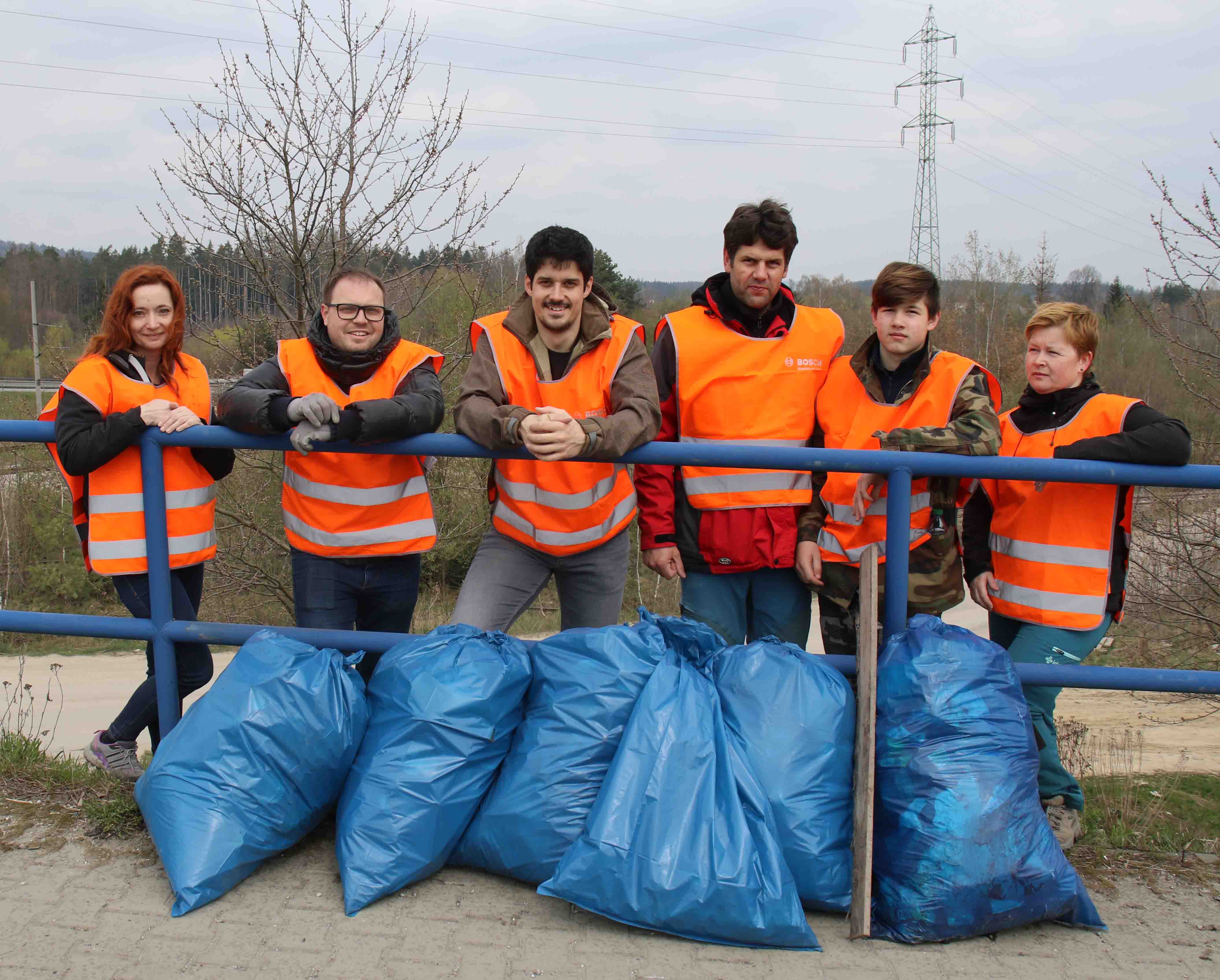 Účastníci akce Čistá Vysočina konané dne 13. dubna 2019 na závodě 3.