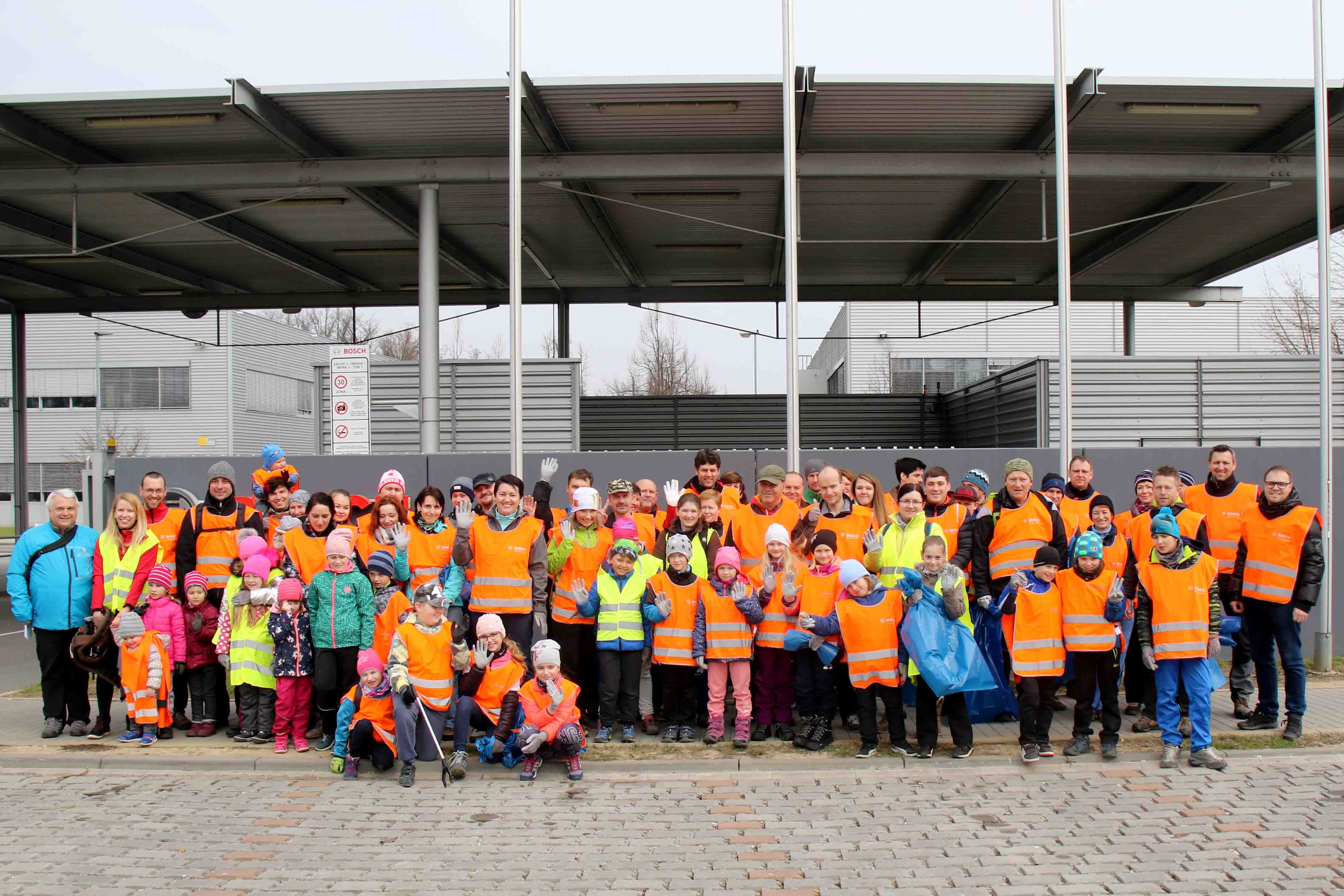 Účastníci akce Čistá Vysočina konané dne 13. dubna 2019 na závodě 3.