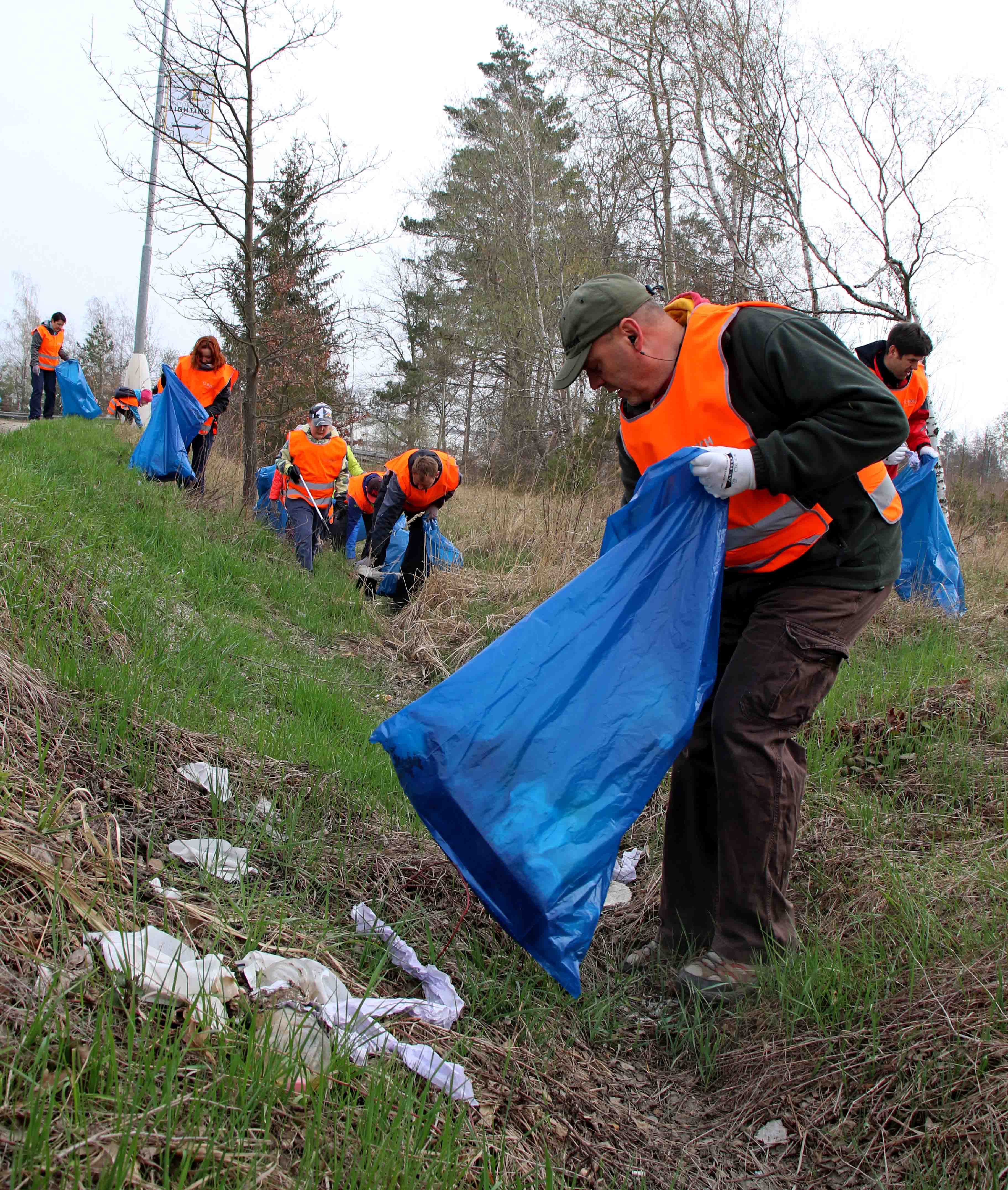 Účastníci akce Čistá Vysočina konané dne 13. dubna 2019 na závodě 3.