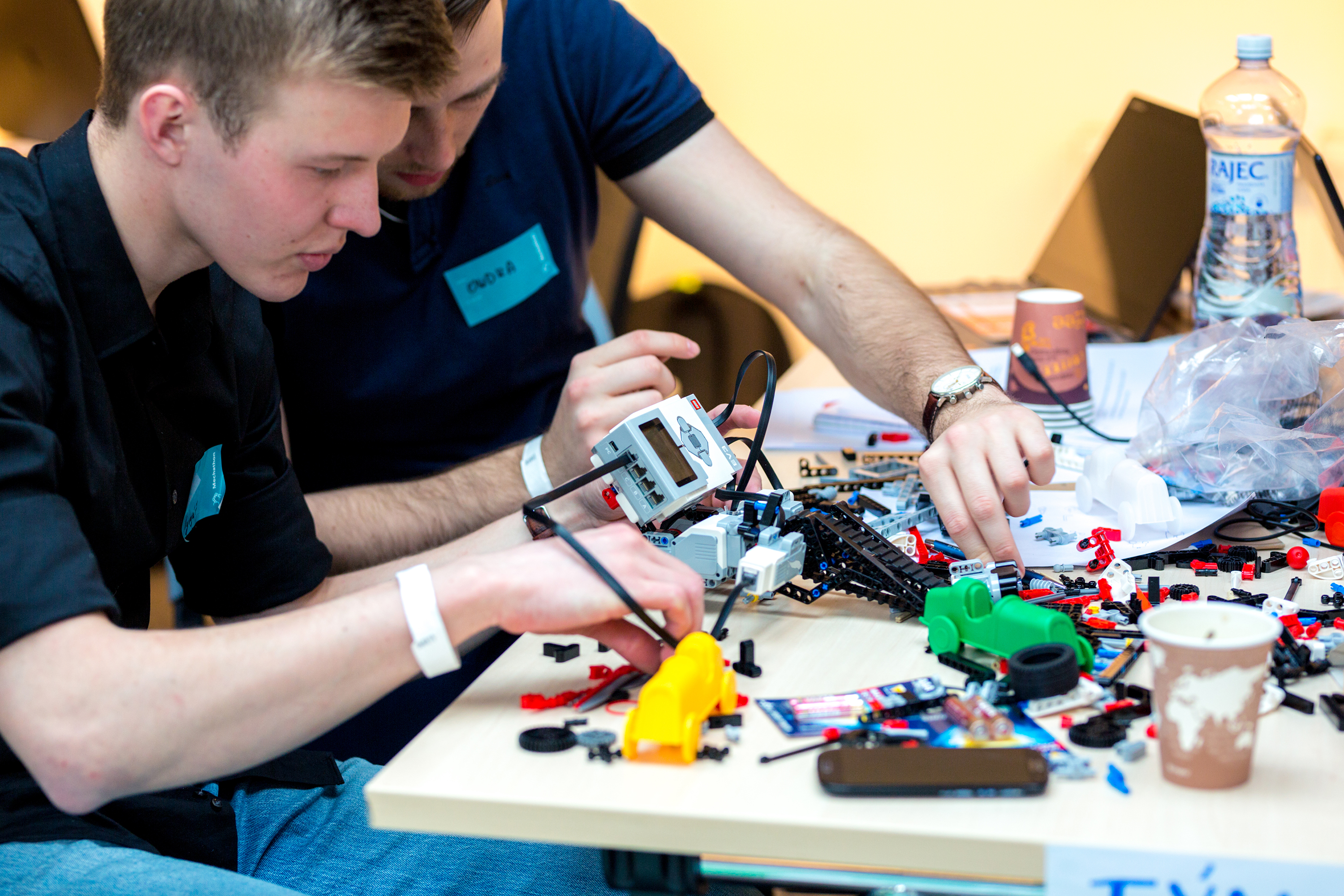 Každý tým měl pro stavbu svého robota k dispozici programovatelnou robotickou stavebnici LEGO® Mindstorms.