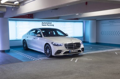 Propojené vozidlo a inteligentní infrastruktura vylepšují automatické parkování