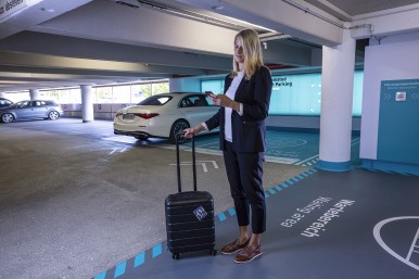 Automatické parkovanie s obsluhou v parkovacom dome P6 na letisku v Stuttgarte