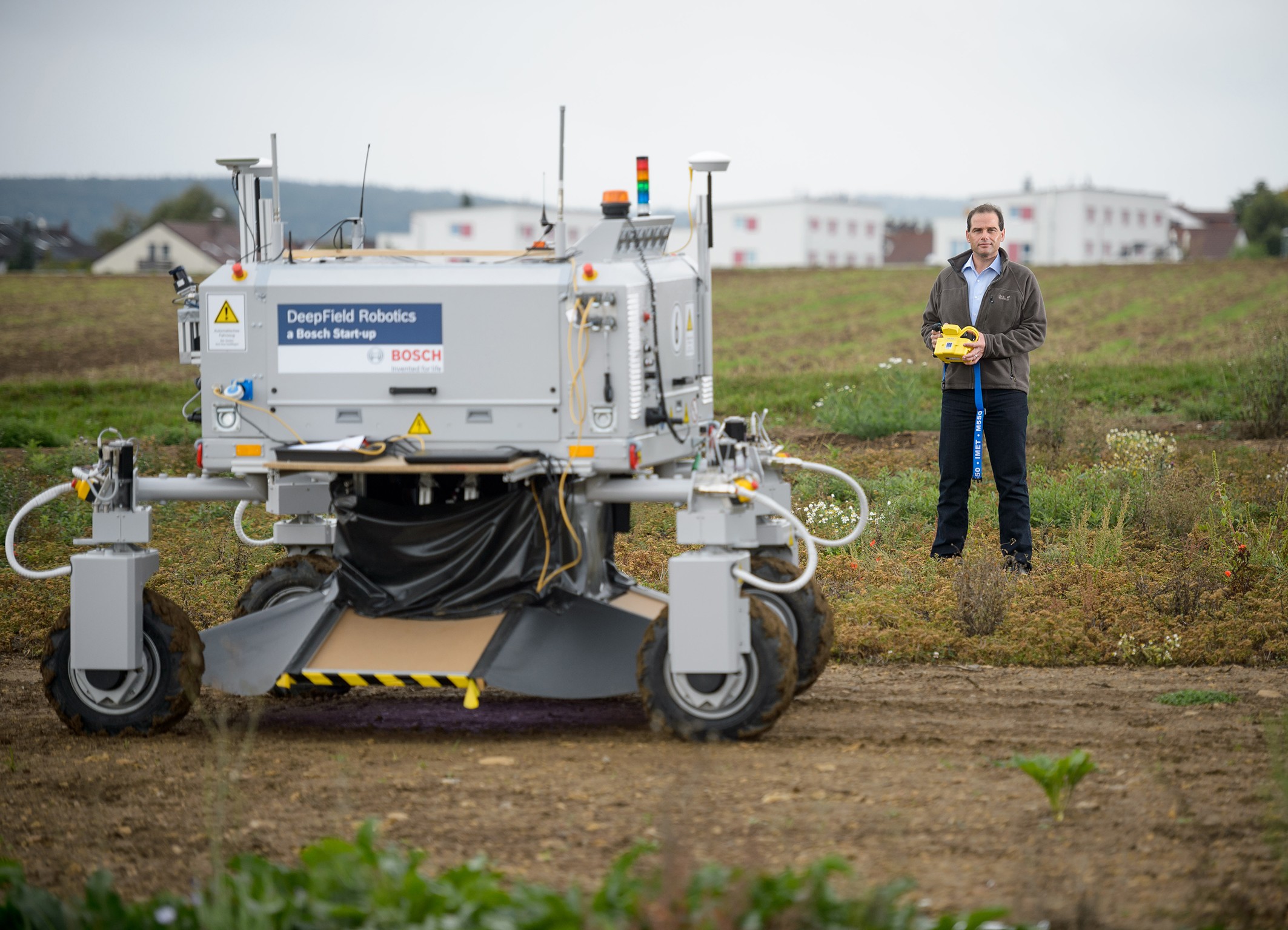 Intelligenza sui campi: il robot agricolo Bosch diserba in modo automatico e senza veleni