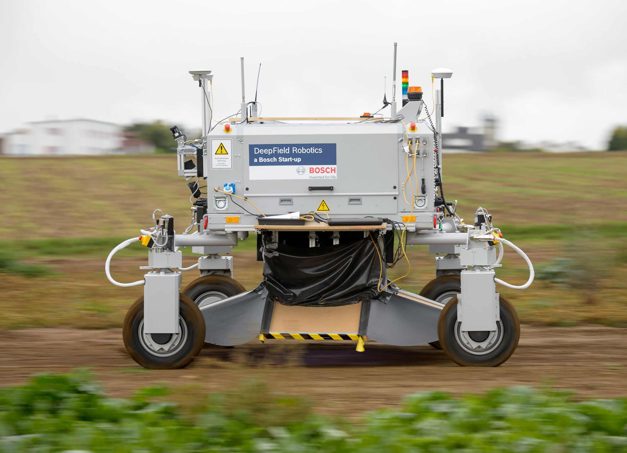 Intelligenza sui campi: il robot agricolo Bosch diserba in modo automatico e senza veleni