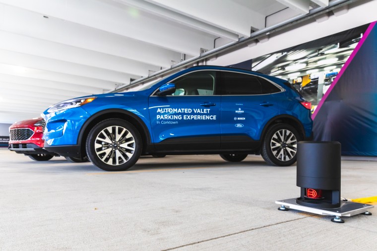 Ford, Bedrock e Bosch esplorano la tecnologia avanzata per la guida autonoma a Detroit per semplificare il parcheggio