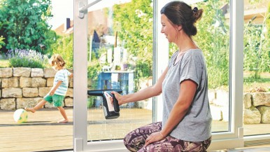 Window cleaning made easy: GlassVac – first cordless window vacuum from Bosch