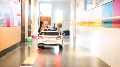 Bosch Car Service schenkt 65 elektrische mini-autootjes aan Stichting DaDa