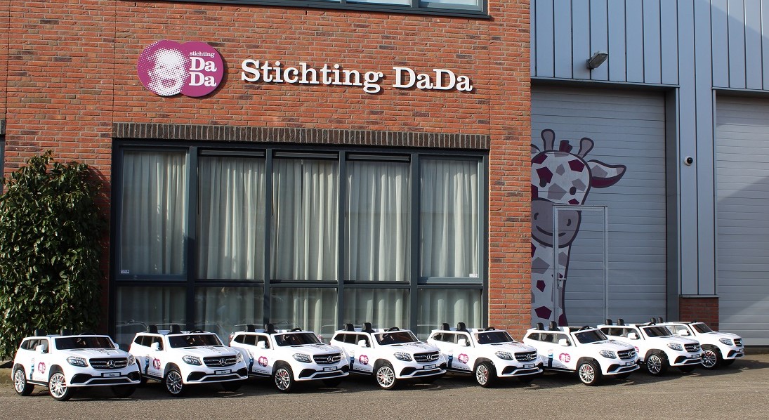 Bosch Car Service schenkt 65 elektrische mini-autootjes aan Stichting DaDa