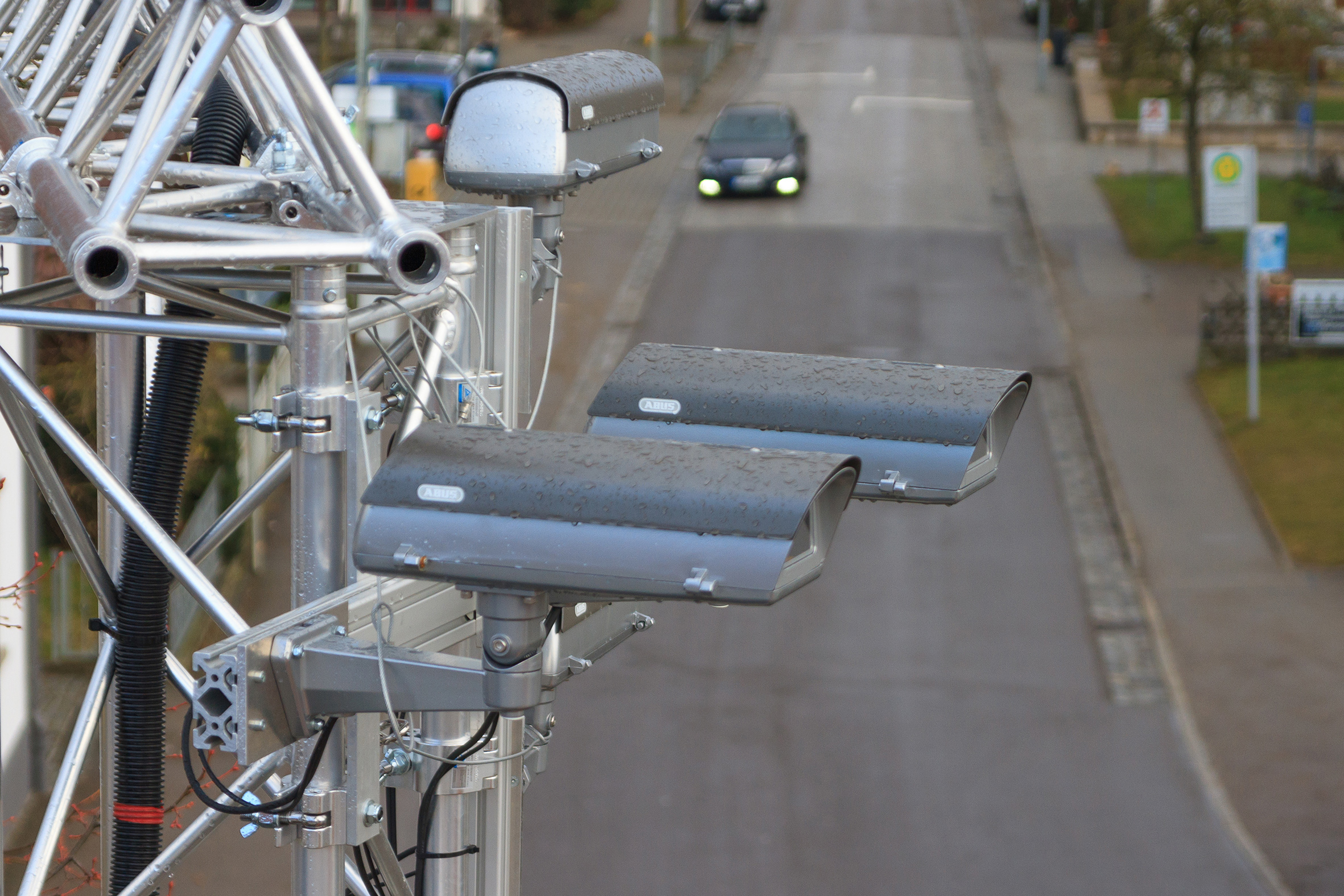 Czujniki w latarniach ulicznych pozwalają na wczesne wykrywanie obiektów, nawet jeśli są zasłonięte.