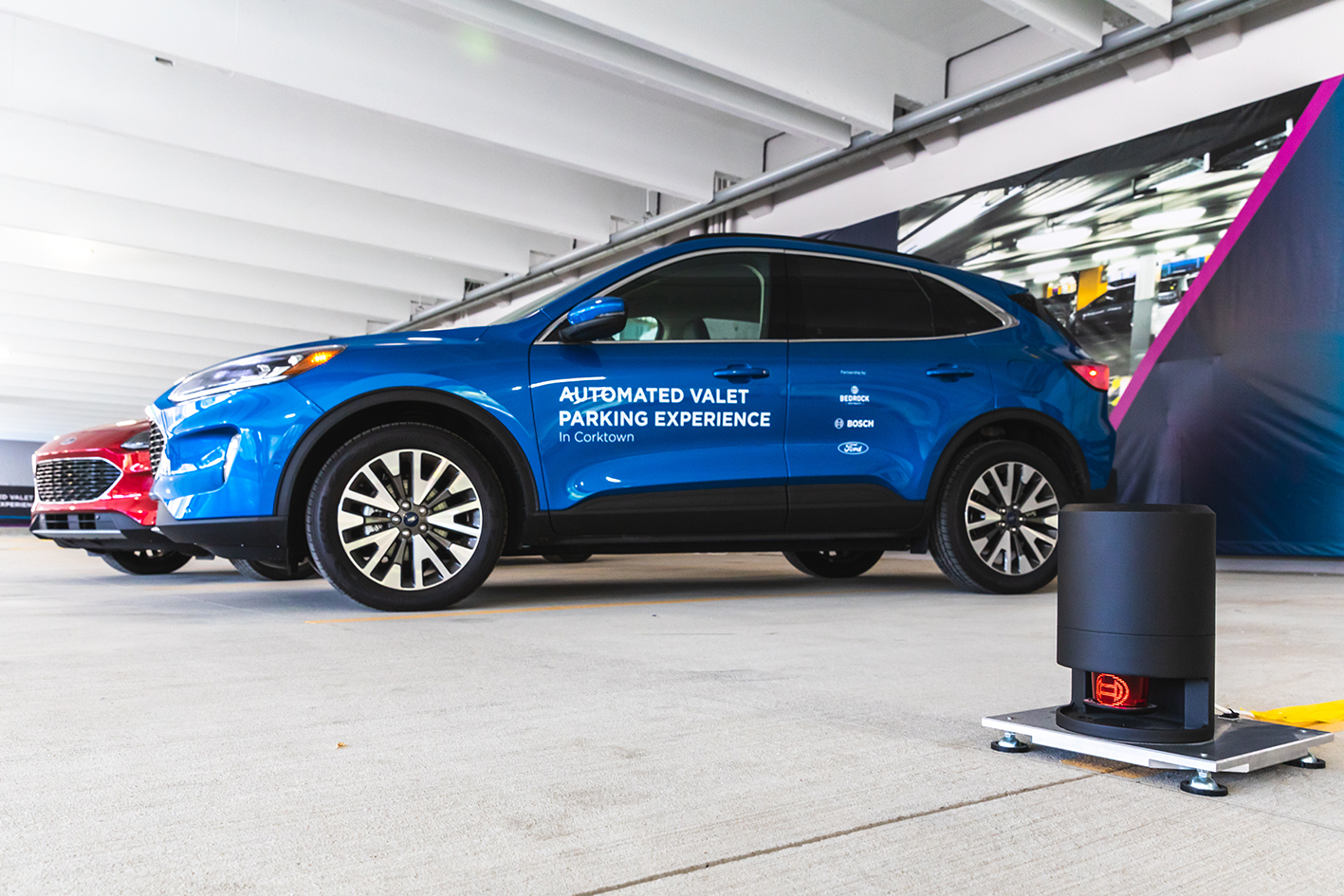 Wysoce zautomatyzowana usługa parkingowego: połączony pojazd i inteligentna infrastruktura usprawniają automatyczne parkowanie.
