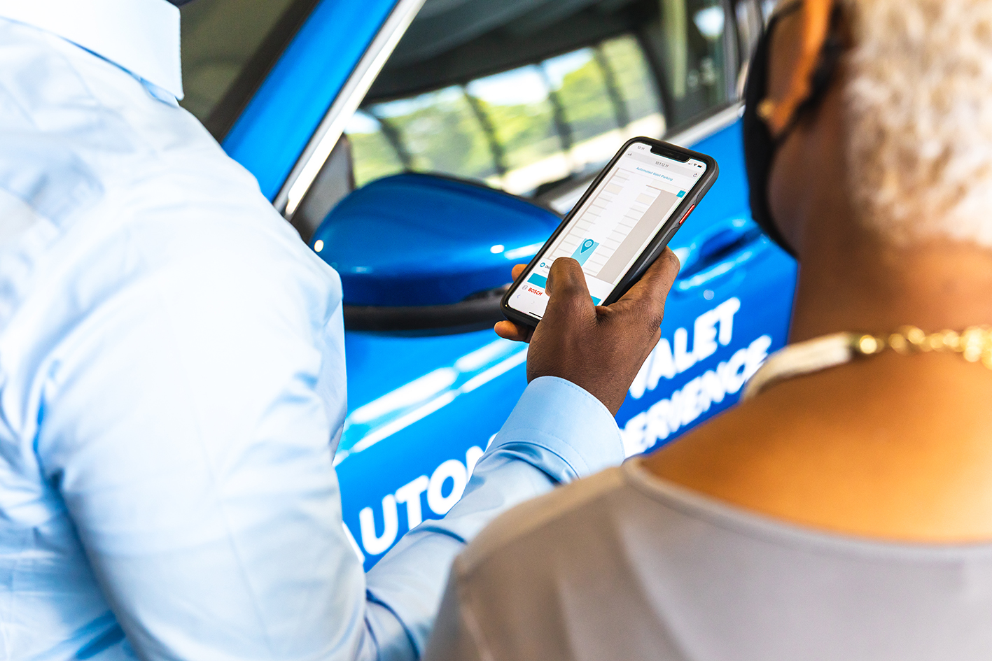 Wysoce zautomatyzowana usługa parkingowego: połączony pojazd i inteligentna infrastruktura usprawniają automatyczne parkowanie.