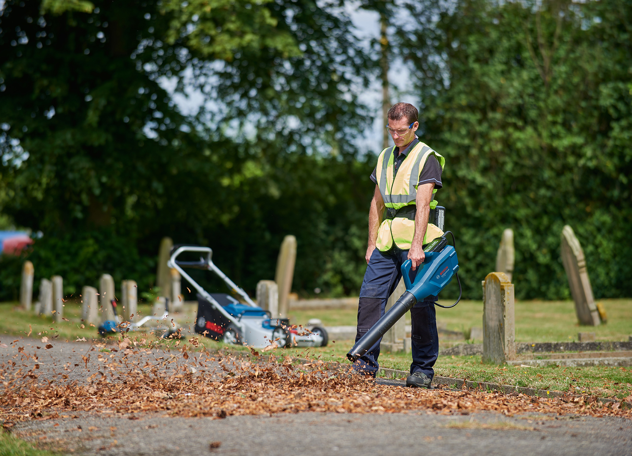 Bosch Extends Its Range Of Professional Garden Tools Media Bosch Gbl 860 Professional Cordless Blower For Professionals Ergonomic And Considerably Quieter Than Comparable Petrol