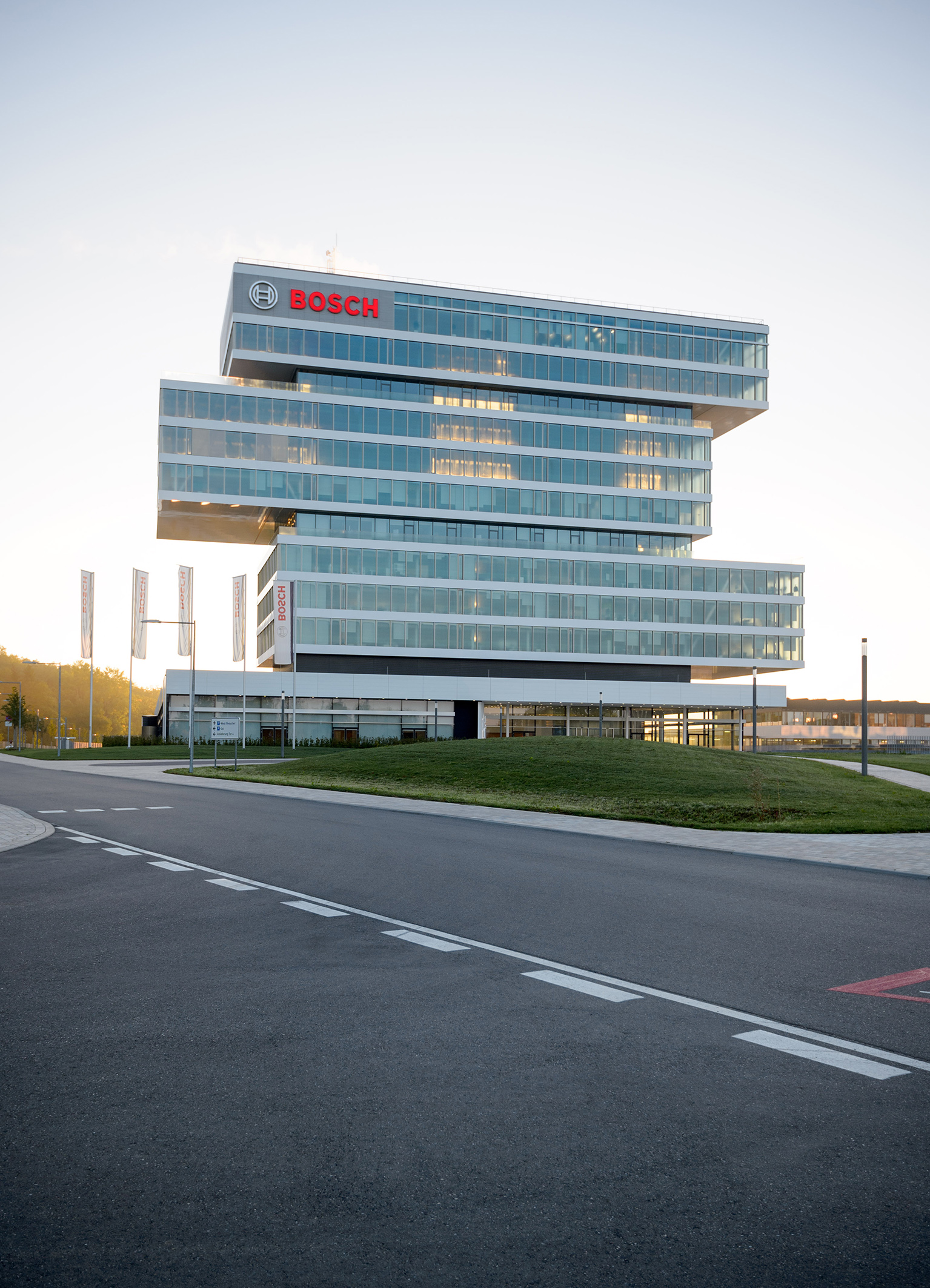Místo pro technologii a inovaceBosch oficiálně otevírá nové výzkumné centrum v RenningenuKancléřka Merkelová: „Výzkum a inovace jsou zdrojem naší prosperity“